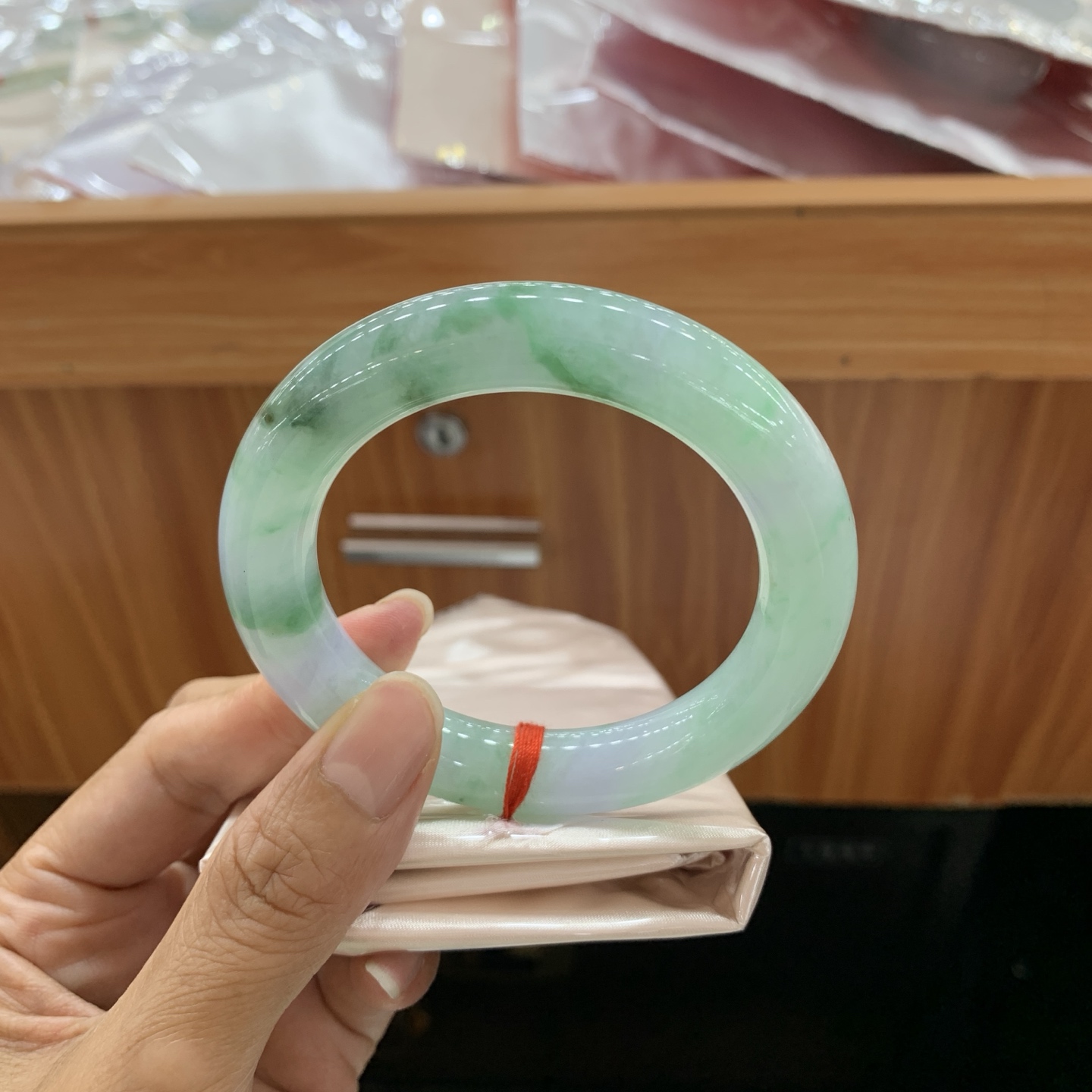 飘绿花圆条翡翠手镯 56.4-11.8