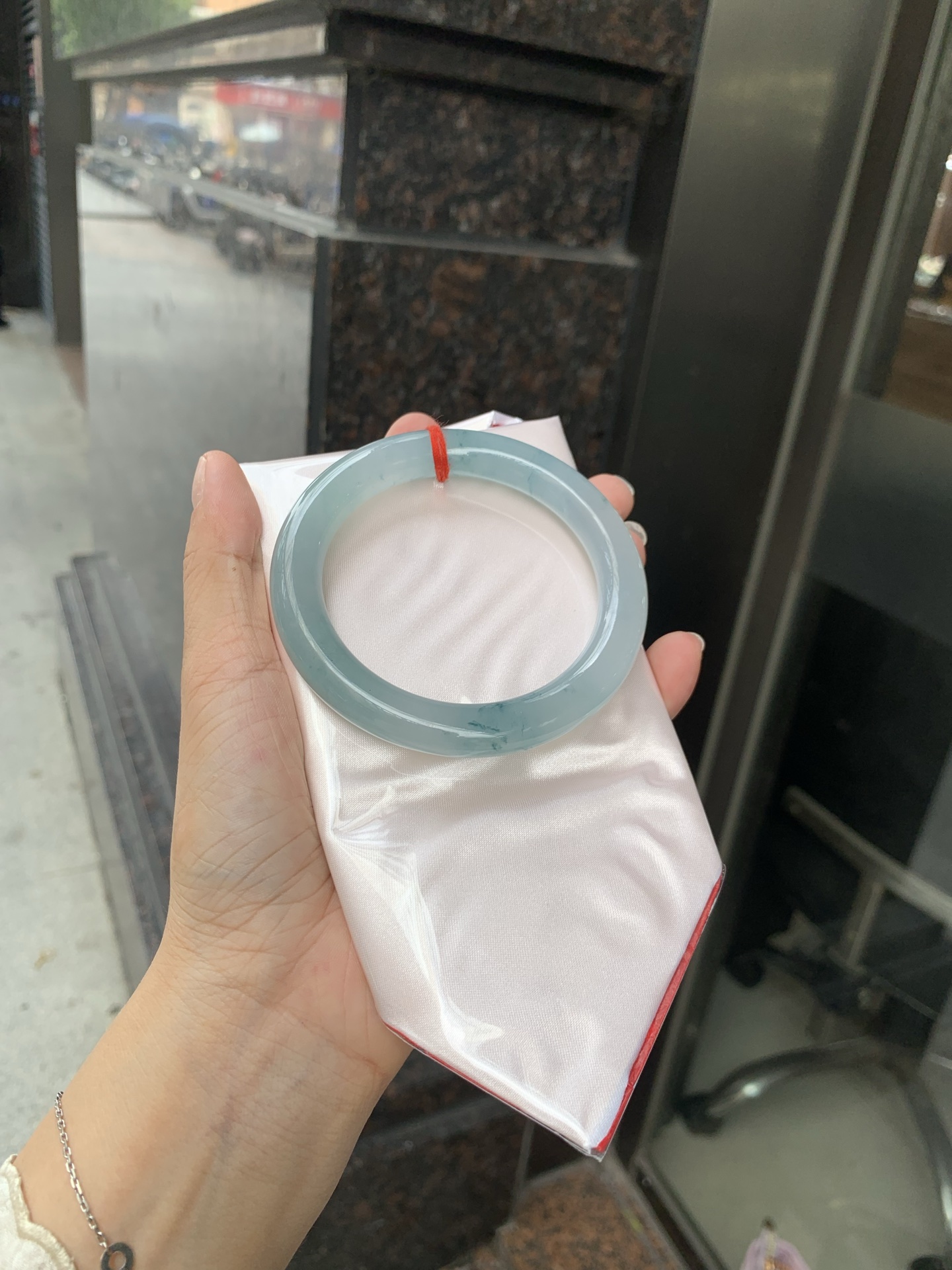 冰飘花圆条 60-10.2-9.8 0627-N1093 打灯细纹，底妆胶润细腻，冰底中开出了朵朵兰花，飘花灵动飘逸，勾勒出一幅唯美诗意的山水意境画，古典优雅又秀气