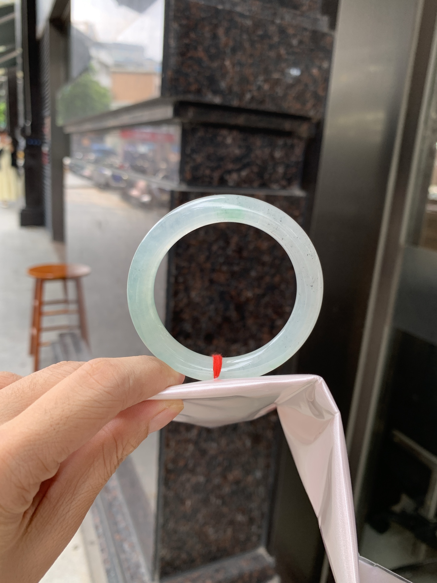 冰晴撒乌鸡美人条 50.1-8.4-8.6 0627-N1096 打灯棉絮，底妆冰感十足，仿佛能透过手镯看到一个纯净的世界，飘洒的乌鸡与晴绿相互映衬，独特而神秘。