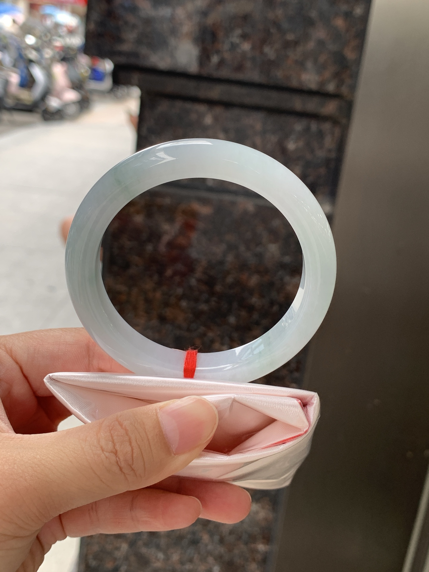飘花正圈 56.1-10.4-8.4 0627-N1089-2 无裂，底妆水润细腻，绿花灵动飘逸，意境感十足，古典优雅又秀气