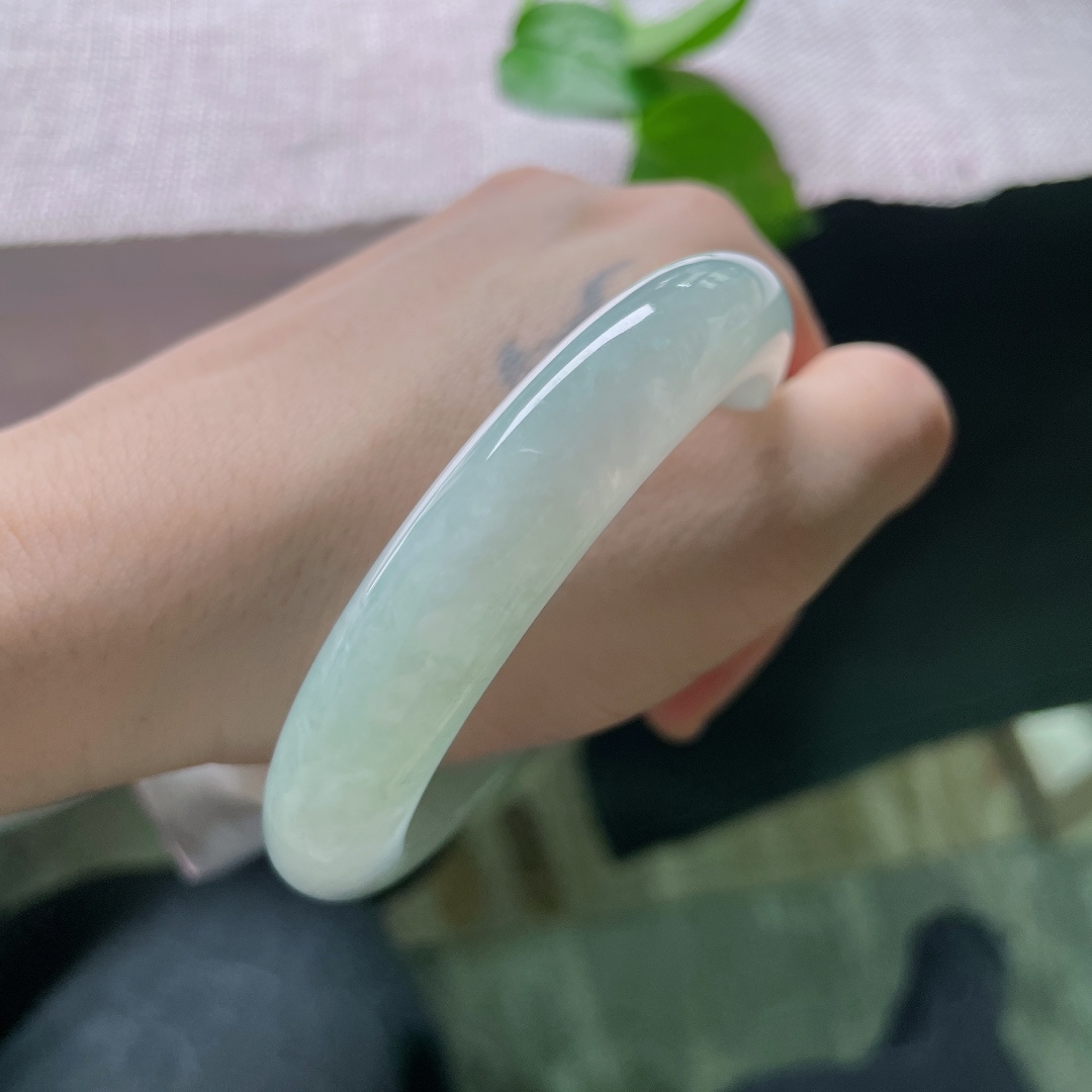 56.7/12.4/9.1，淡绿底正圈，无裂，通体饱满细腻，上手珠圆玉润。ss55219。
