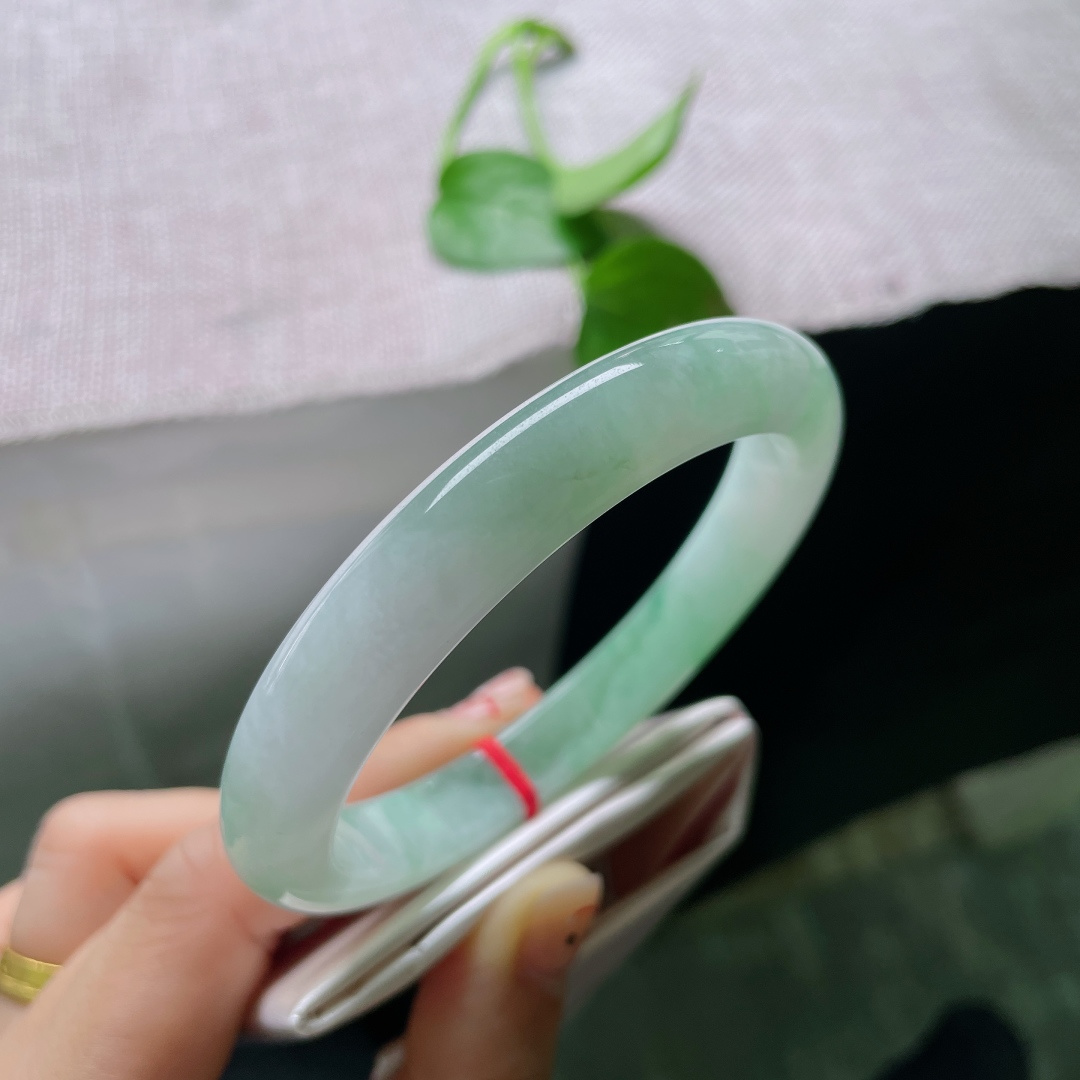 62.5/10.8/9.0，绿底正圈，内纹不显，飘阳绿，渐变润透，一抹翠色灵动清雅。ss55203a。