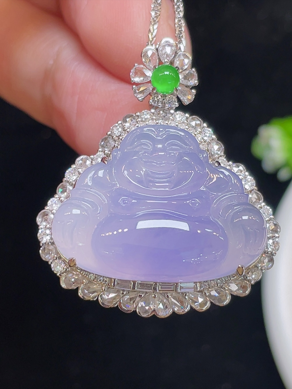 大件饱满，通透水润，玉质细腻，翠色鲜艳，18k金奢华钻石镶嵌，24.0-17.8-5.0