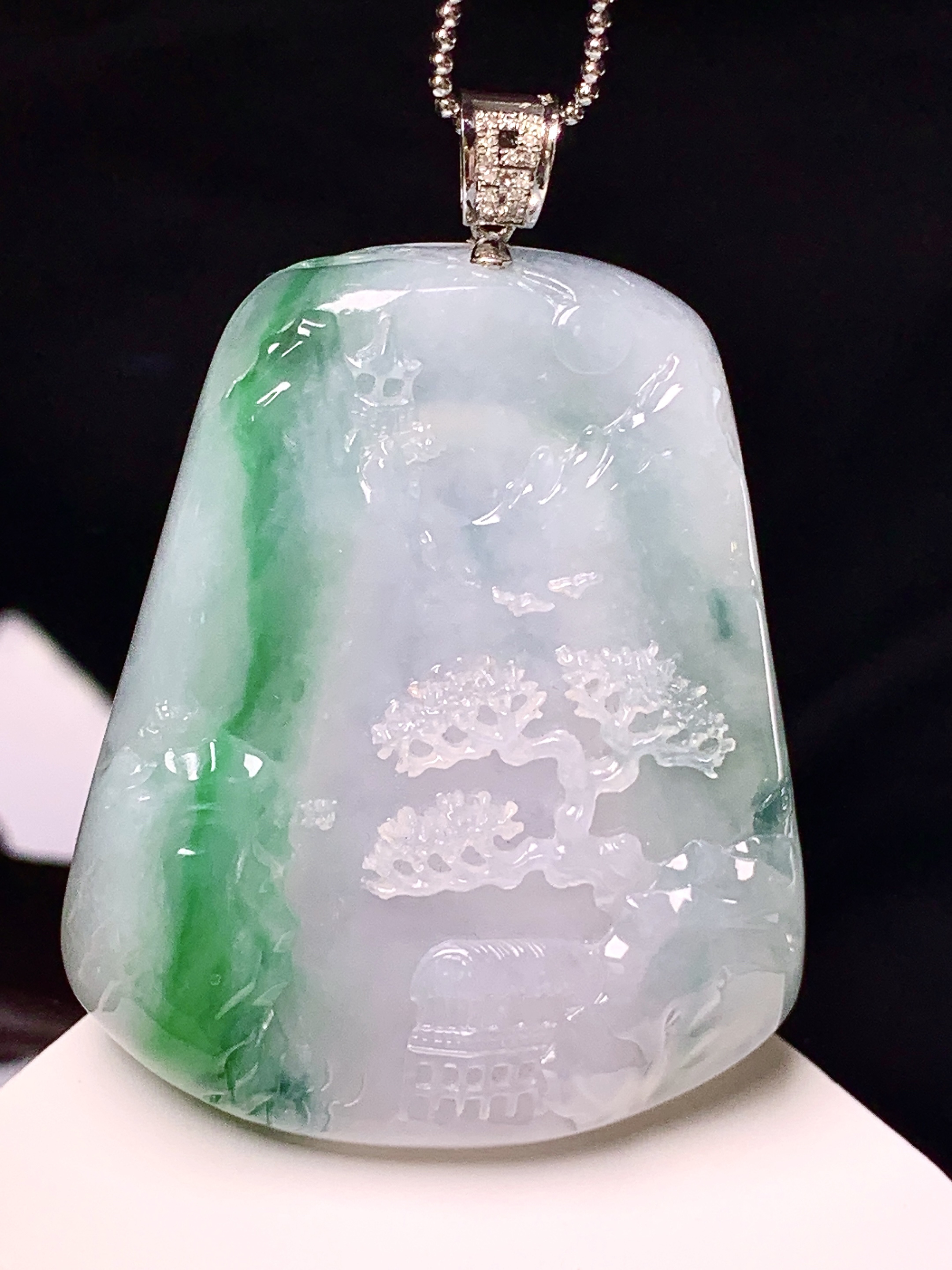 18k金镶嵌飘绿山水牌子吊坠 玉质细腻 色泽艳丽清新 整体尺寸55.2*38.5*6.6 j1