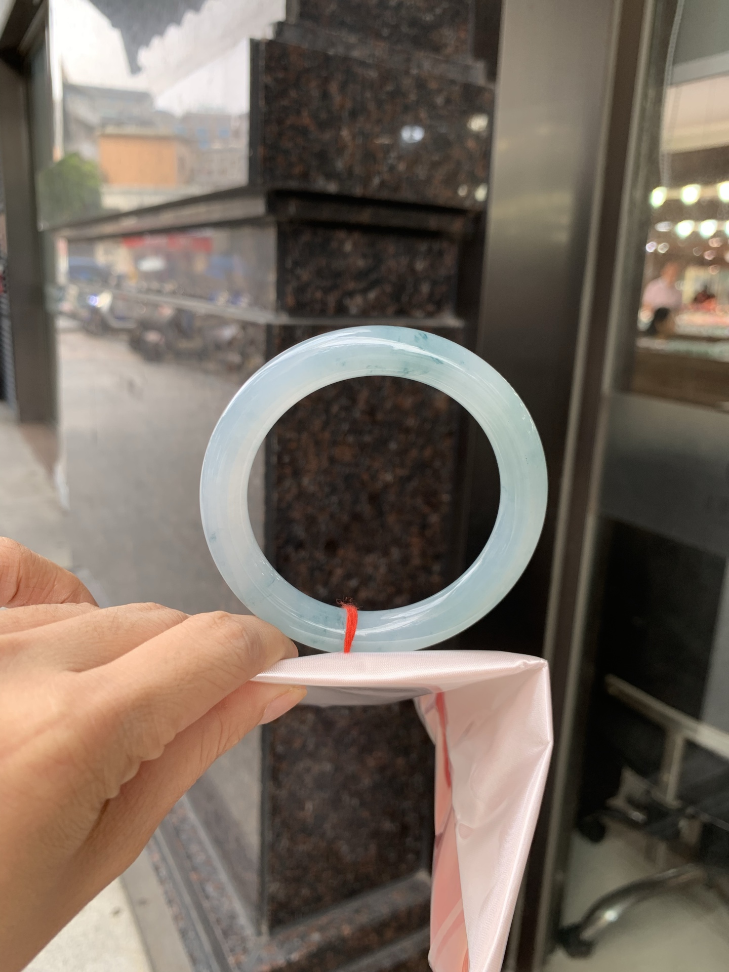 冰飘花圆条 60-10.2-9.8 0627-N1093 打灯细纹，底妆胶润细腻，冰底中开出了朵朵兰花，飘花灵动飘逸，勾勒出一幅唯美诗意的山水意境画，古典优雅又秀气