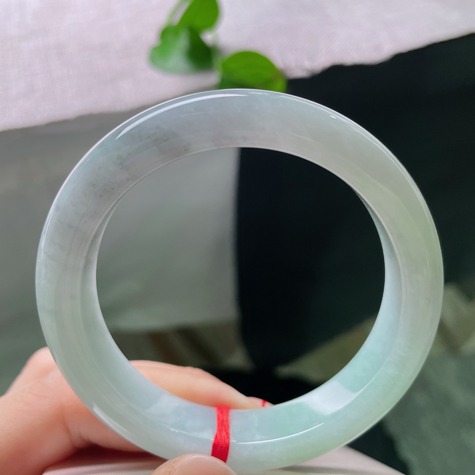 55/12.5/9.0，绿底正圈，完美。冰润晴水底玉质通透细腻，种水在线品相出众，价位亲民，性价比巨