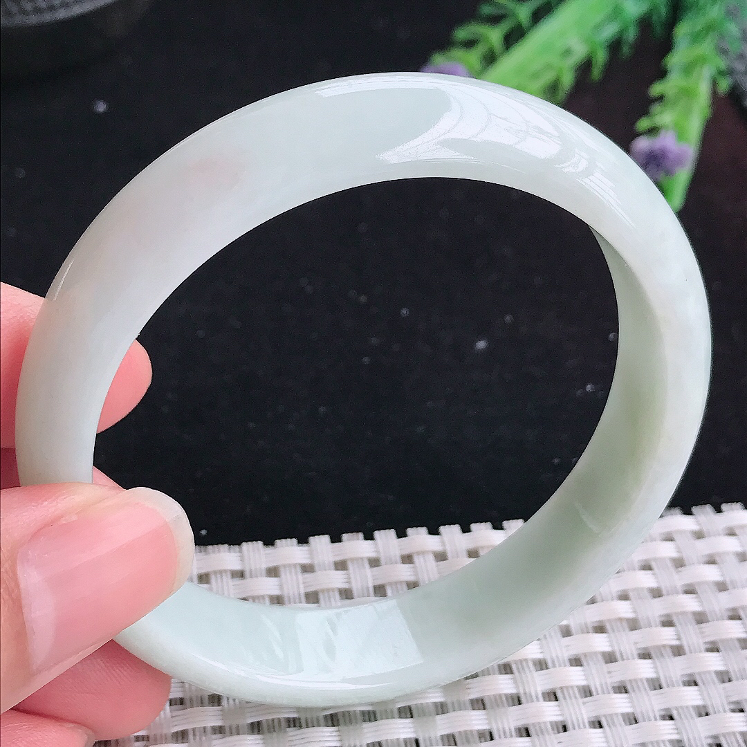 实拍A货翡翠57.5/13.7/6.8老坑秀气温润浅绿色手镯宽边玉手镯平安镯