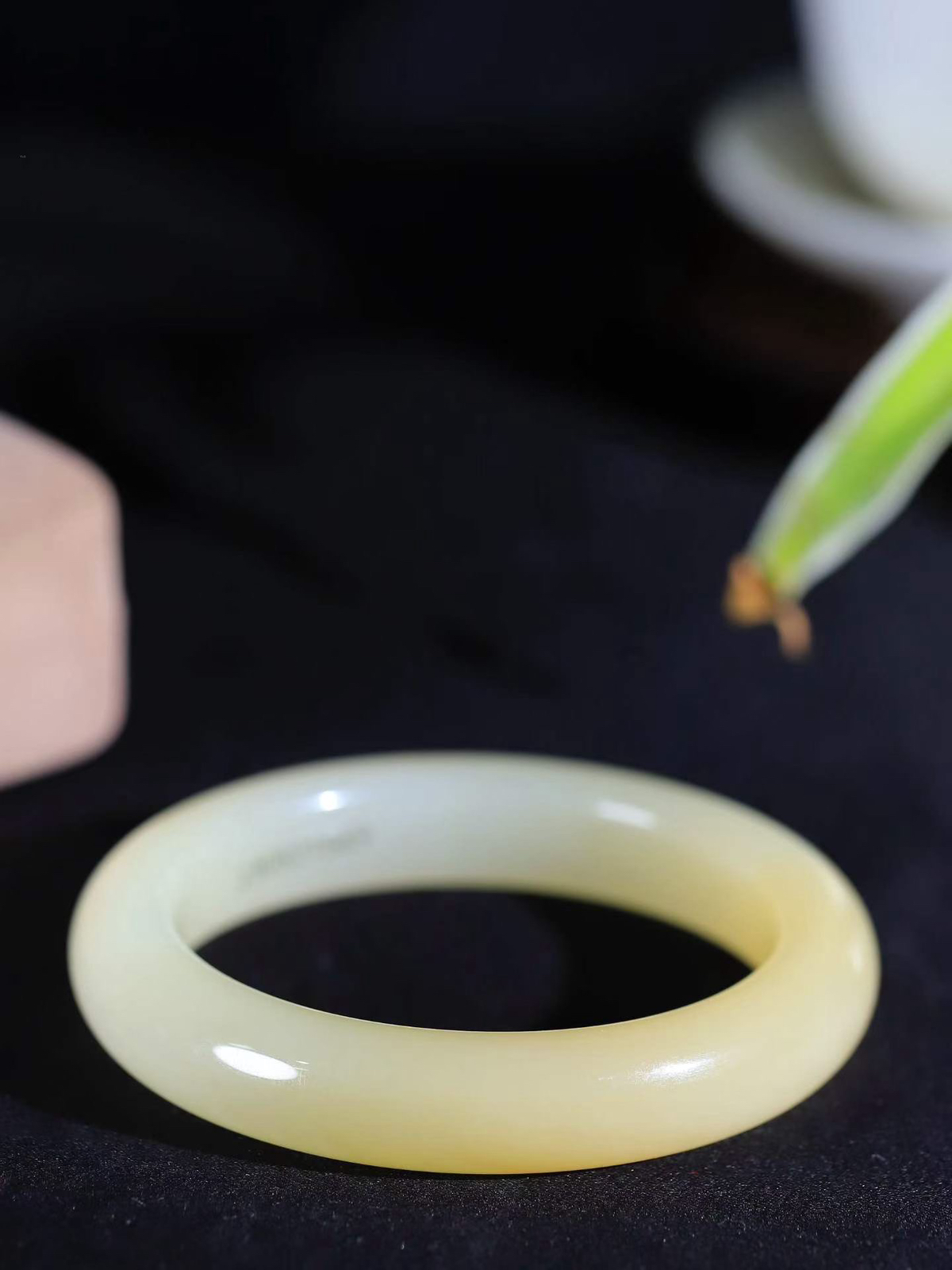 （一见倾心.手镯）

精品️和田玉糖白玉手镯，玉质温润细腻 油性十足 手感舒适，高华雅逸，线条流畅，简约大气，美自天成，素雅高贵。佩戴于腕间，婉约之美，举手投足间透出那低调奢华。重65.22克  尺寸57-13-9.8mm  56602536Y