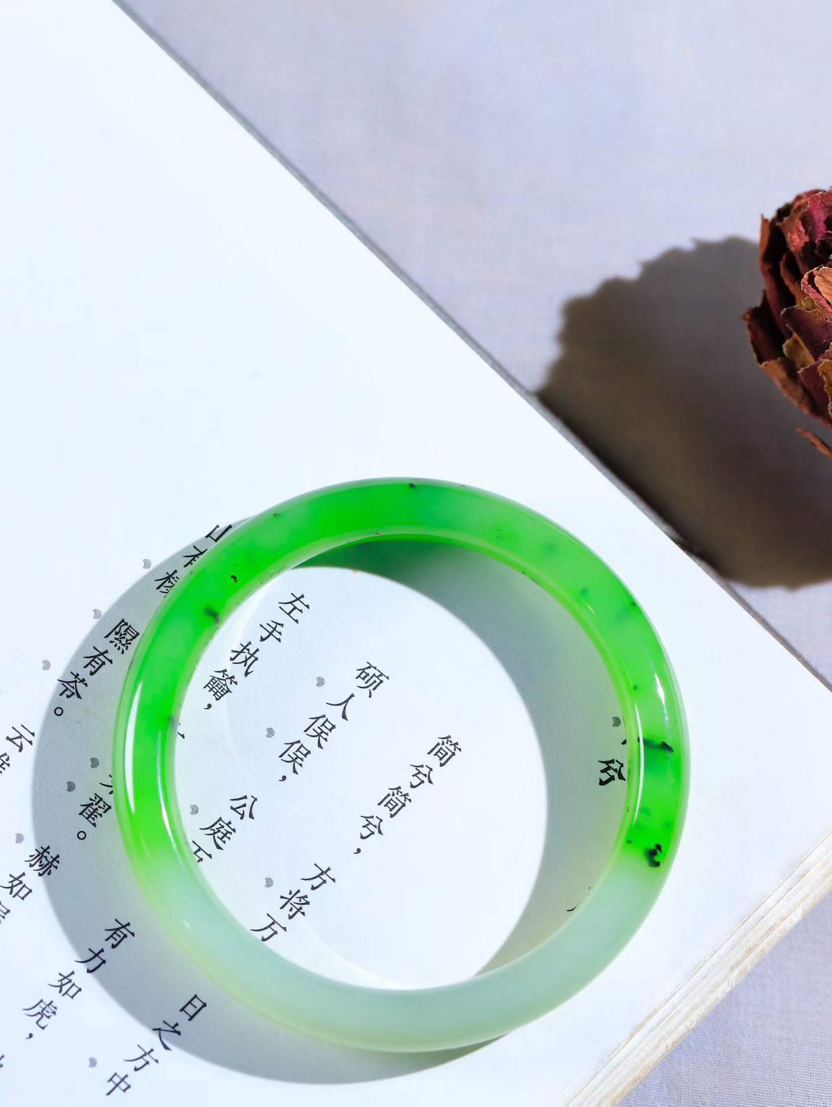 【碧色荡漾·手镯】

收藏级臻品和田玉碧玉手镯，玉质细腻温润，手感舒适，️线条流畅，简约大气，美自天成，佩戴于腕间，婉约之美，举手投足间透出那份低调奢华，醉人心扉。重29.87克  内径圈口52.5mm  尺寸8.9-7.1mm  FDy-66602633