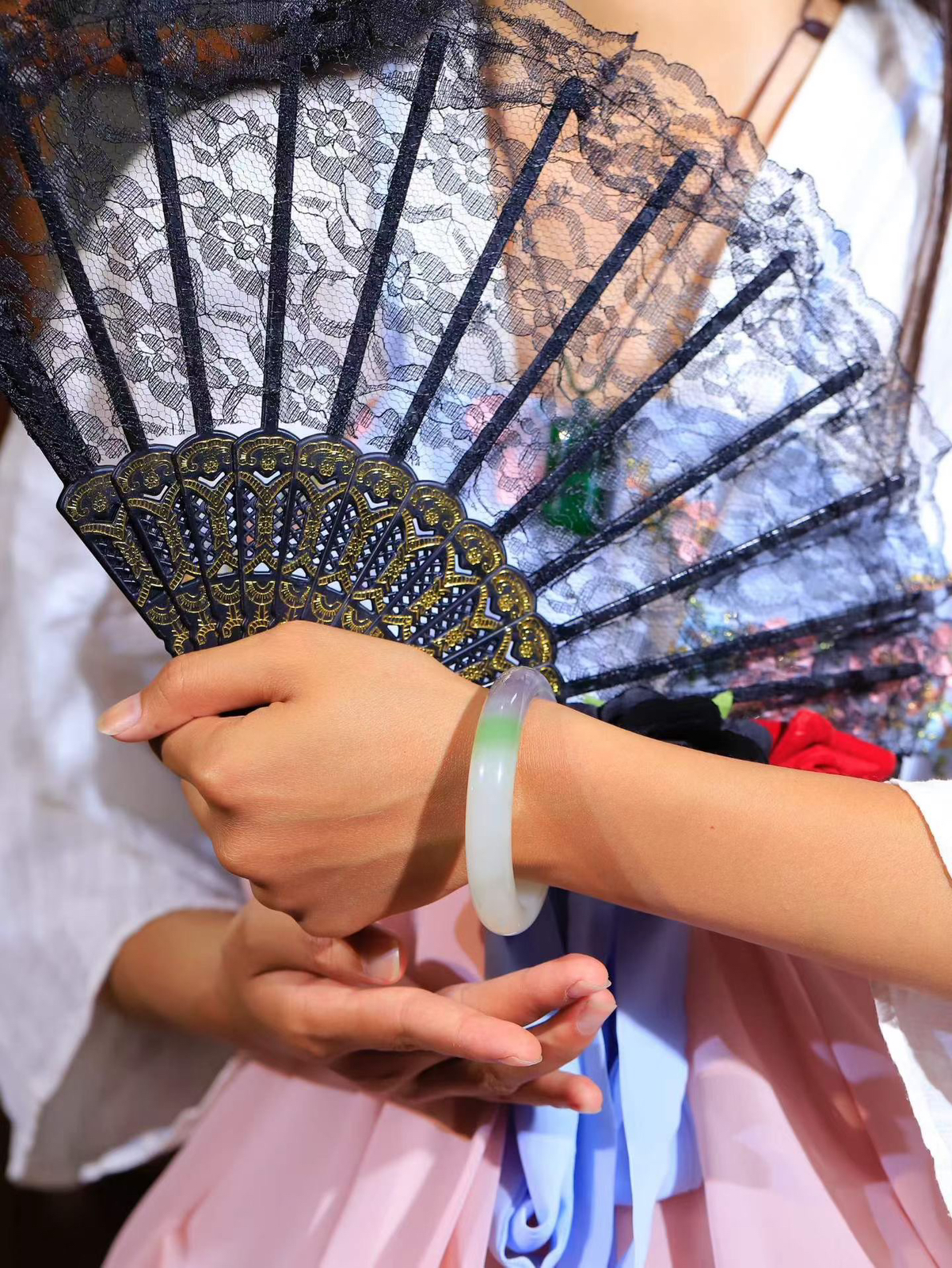 【花样年华·手镯】

收藏级臻品️和田玉三色手镯，质地油润细腻，色泽高贵典雅，镯型古朴典雅。在诗情