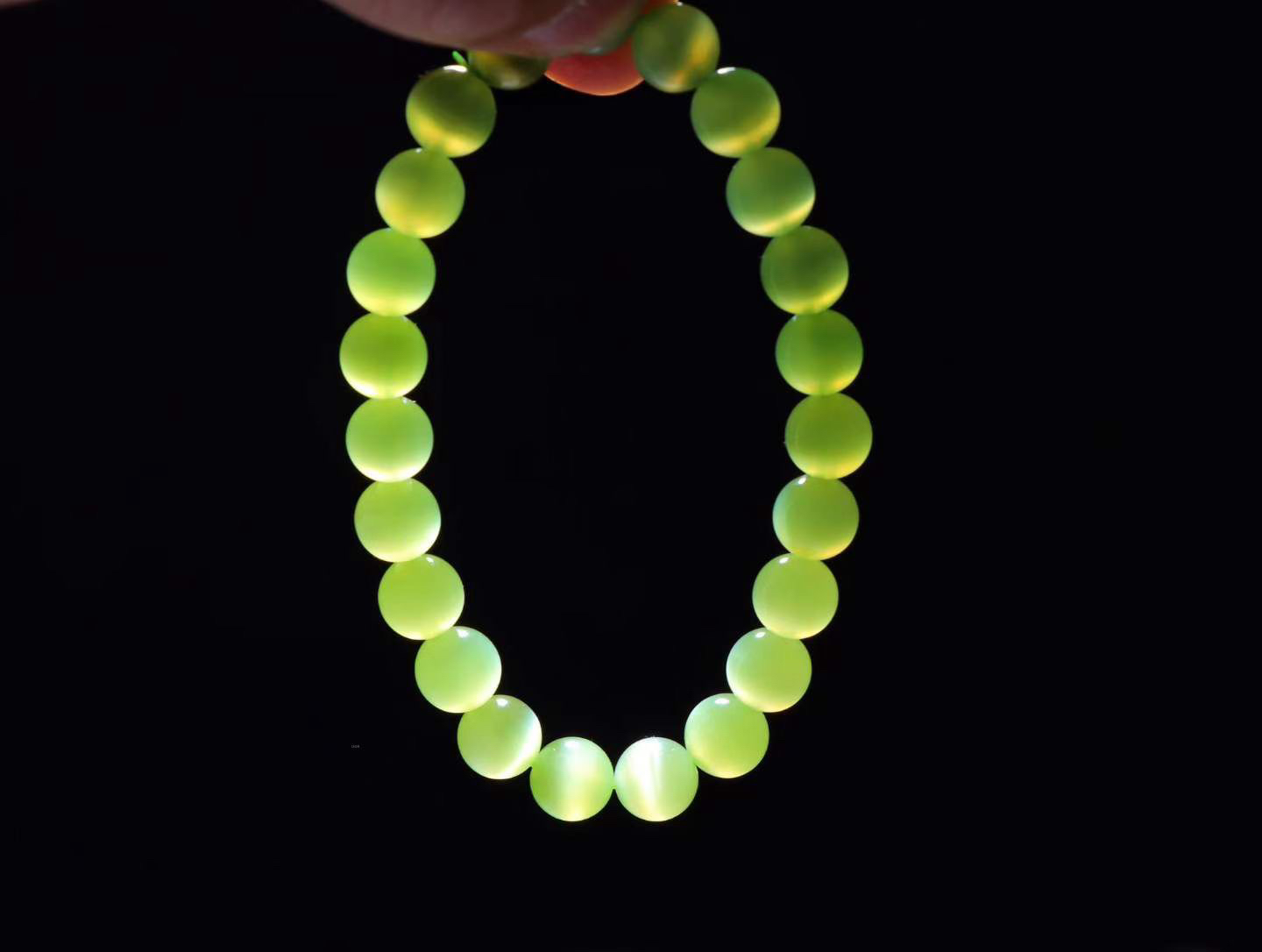 【弥足珍贵.黄金猫】

收藏品和田玉碧玉猫眼 黑羊洞黄金猫 手串，稀有黄金色，眼线灵动，冰冰润润，佩戴于腕间，尽显高贵气质。无论是日常搭配还是重要场合，都是您优雅风范的点睛之笔

重17.8克  尺寸取一8mm FS15826205115O