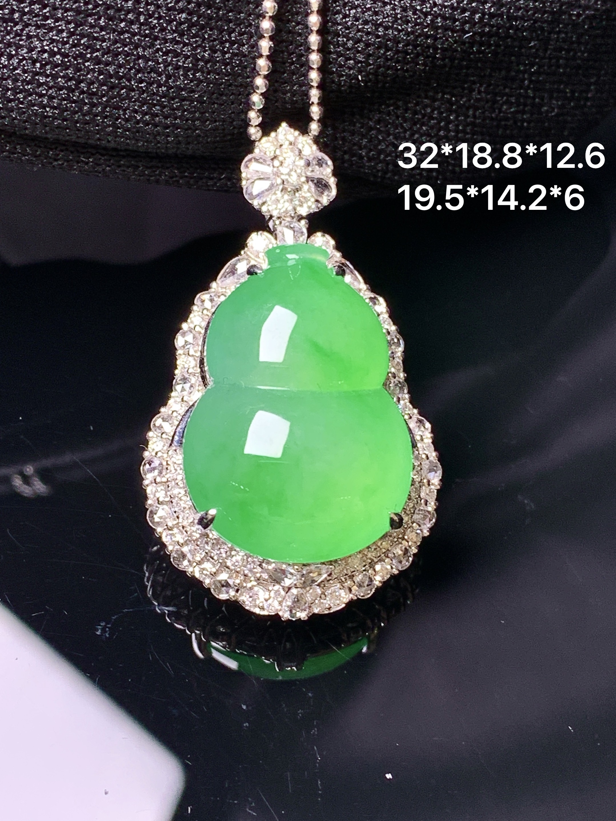 18k金钻镶嵌冰阳绿葫芦吊坠 玉质细腻 色泽艳丽清新 整体尺寸32*18.8*12.6 a5