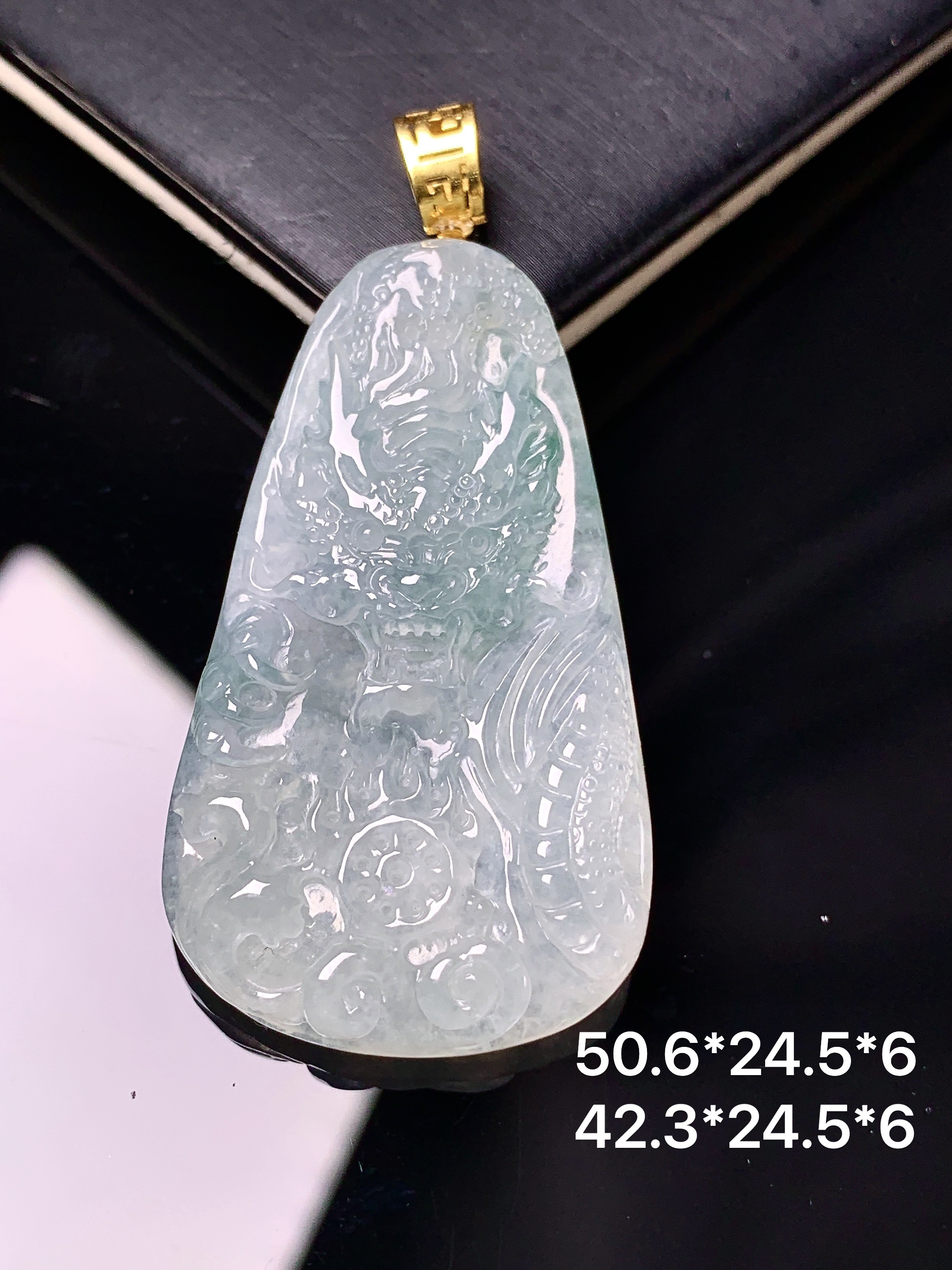 18k金镶嵌冰种龙牌吊坠 玉质细腻 色泽艳丽清新 整体尺寸50.6*24.5*6 j1