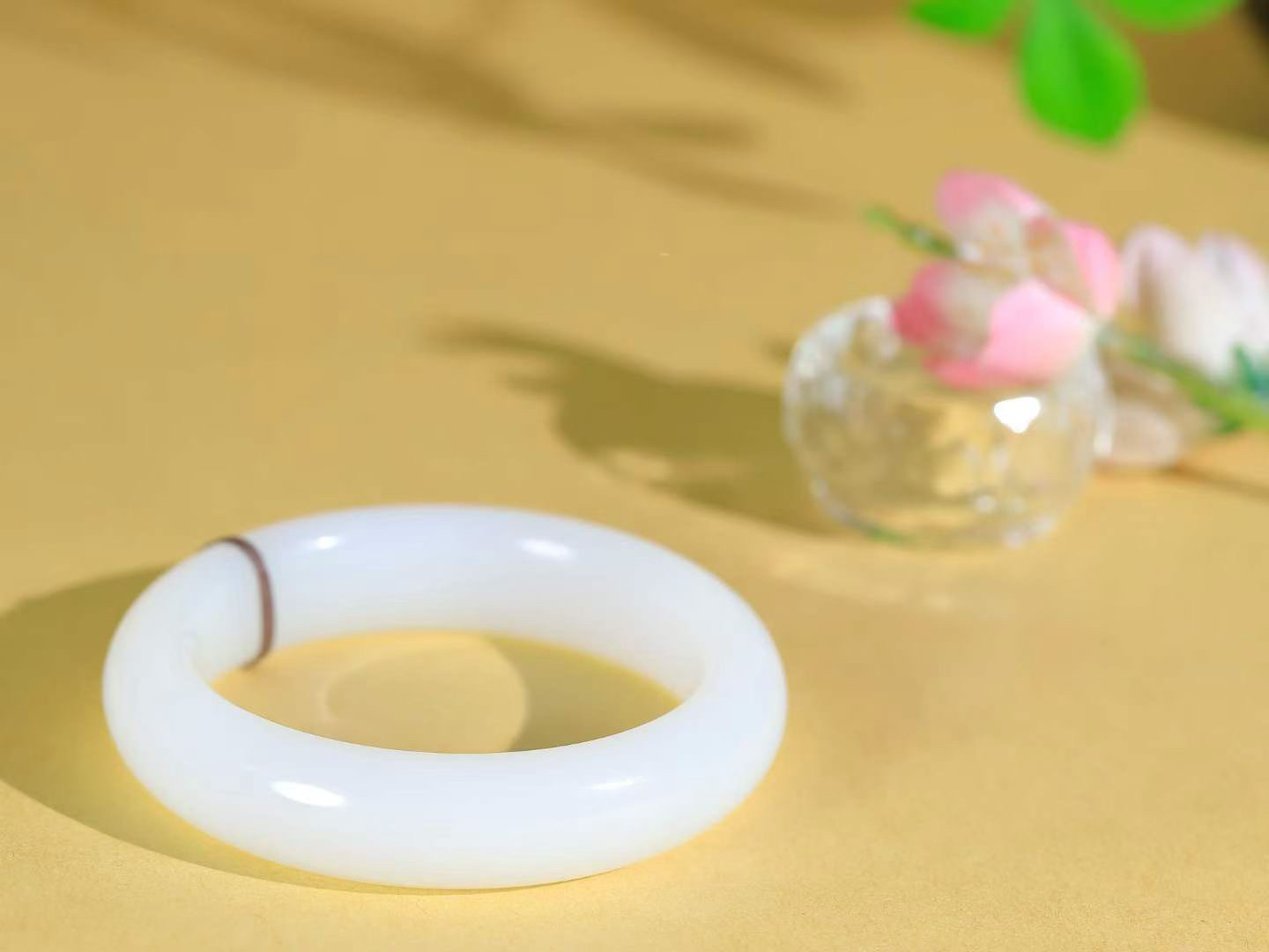 【柔情素语·手镯】

收藏级臻品️和田玉白玉手镯，玉质细腻温润，手感舒适，️线条流畅，简约大气，美自天成，佩戴于腕间，婉约之美，举手投足间透出那份低调奢华，醉人心扉。重71.35克 内径圈口55.5mm  尺寸15-9.7mm   FDy-11602631