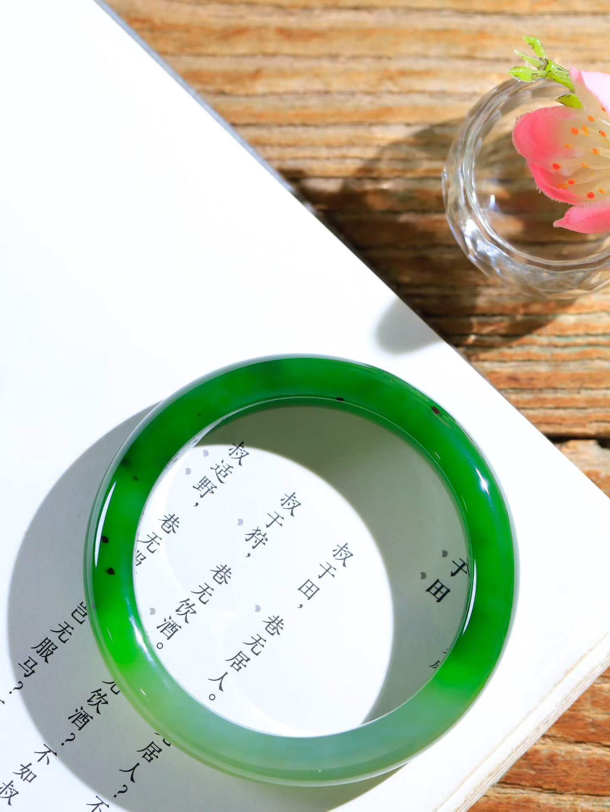 【碧色荡漾·手镯】

精品和田玉碧玉手镯，玉质细腻温润，手感舒适，️线条流畅，简约大气，美自天成，佩戴于腕间，婉约之美，举手投足间透出那份低调奢华，醉人心扉。重53.05克  内径圈口54.5mm  尺寸12.4-8.6mm  FDy-66602533