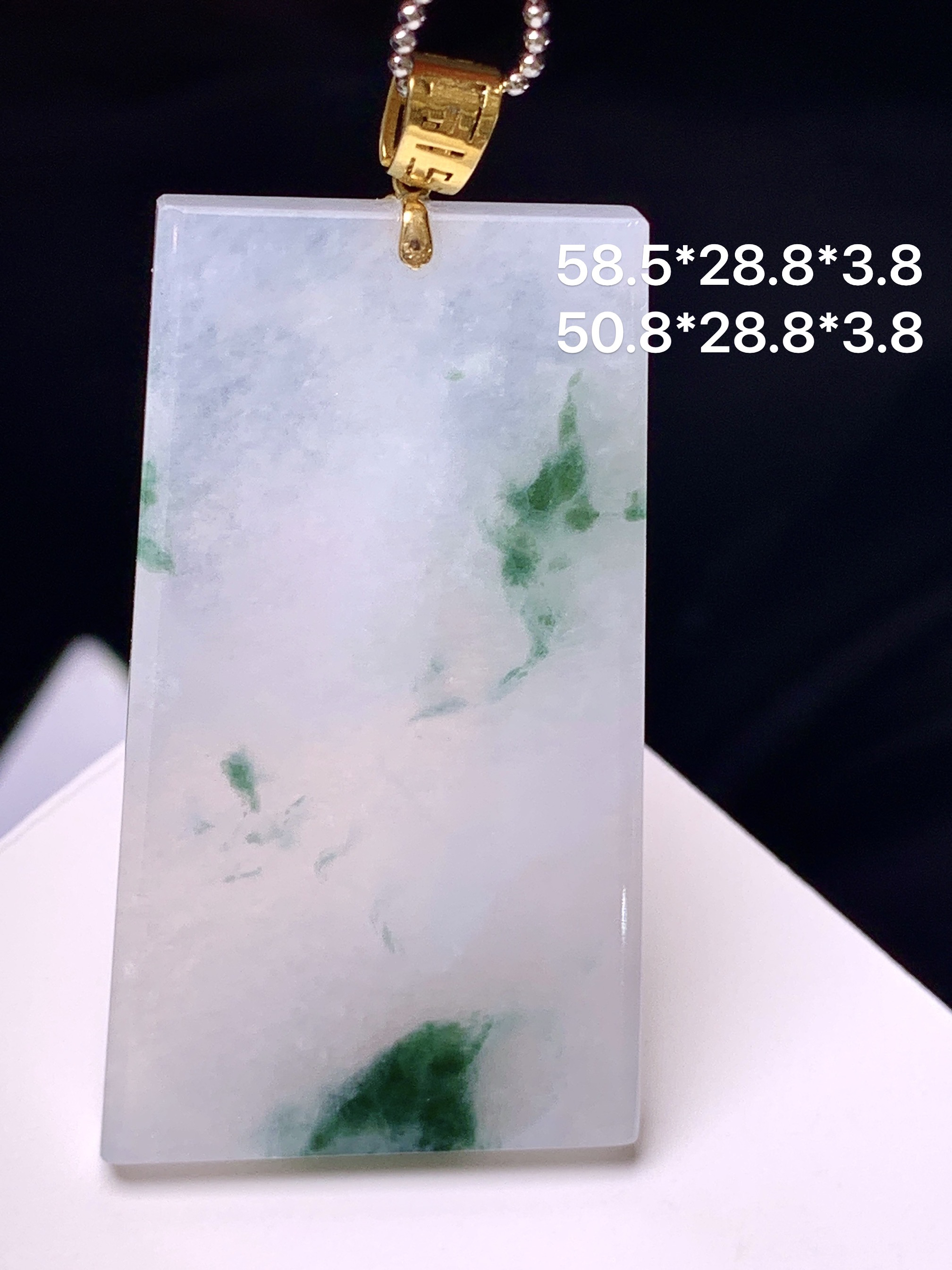 18k金镶嵌飘绿无事牌吊坠 玉质细腻 色泽艳丽清新 整体尺寸58.5*28.8*3.8 e