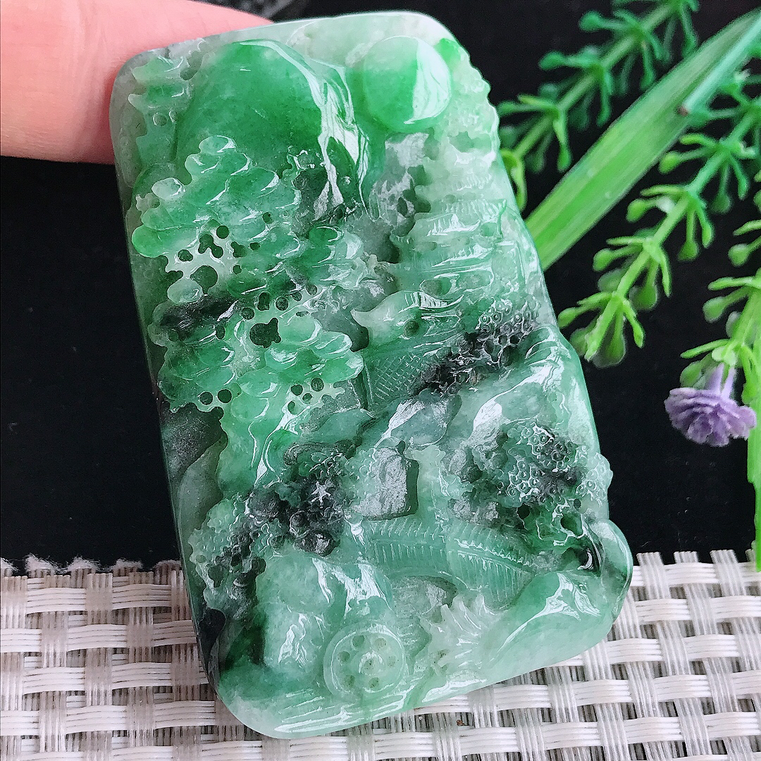 自然光66.6/44/10.5老坑精美温润飘绿山水意境牌吊坠翡翠挂件百搭