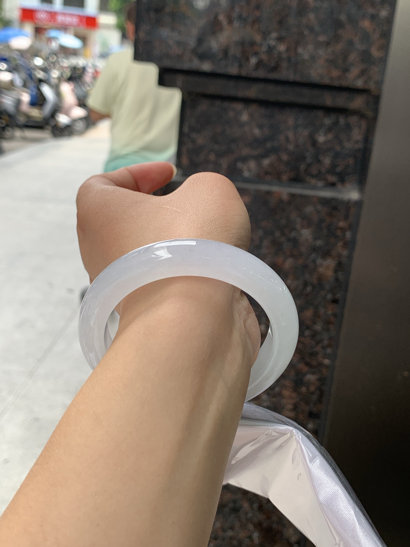 白月光正圈 55.2-11.8-9 0627-N1088 无裂，底妆细腻，水水润润的白月光，如同夜空中最温柔的那一抹月光，轻轻洒落你的手腕，带来一份宁静与雅致。