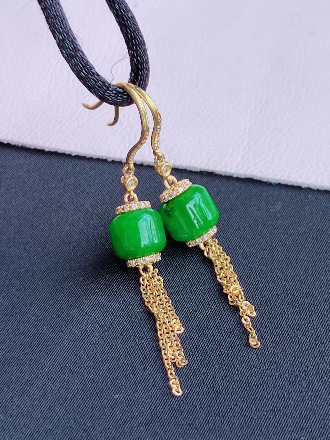 阳绿耳环，简约时尚，尺寸46.8/10.5/7.6/自然光实拍
