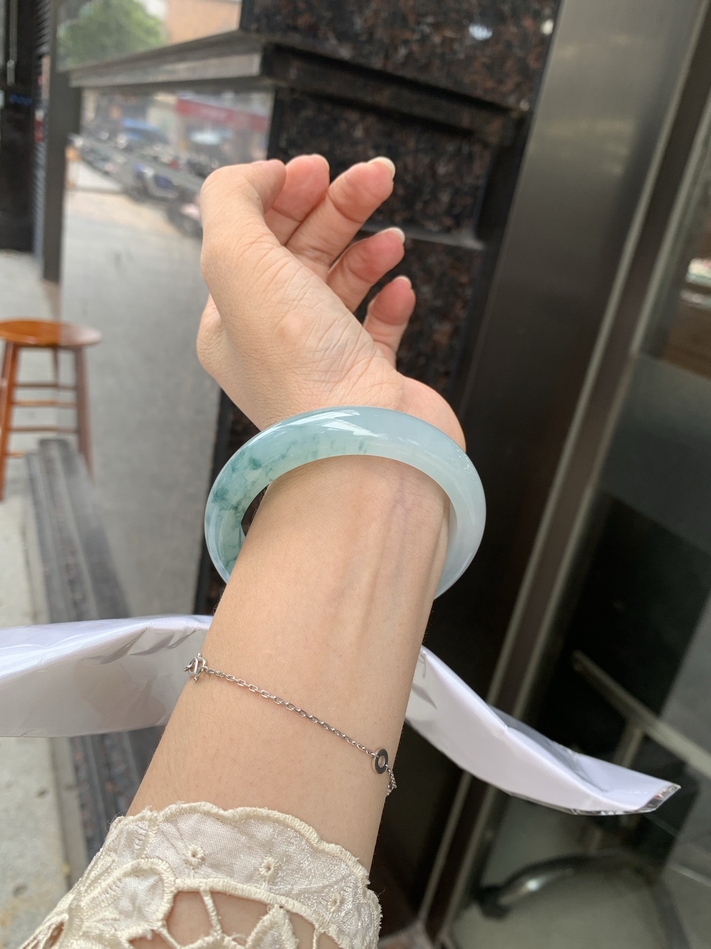 冰飘花正圈 55.2-8.1-12.1 0627-615-41 打灯棉线，底妆胶润细腻，冰底中开出了朵朵兰花，飘花灵动飘逸，勾勒出一幅唯美诗意的山水意境画，古典优雅又秀气