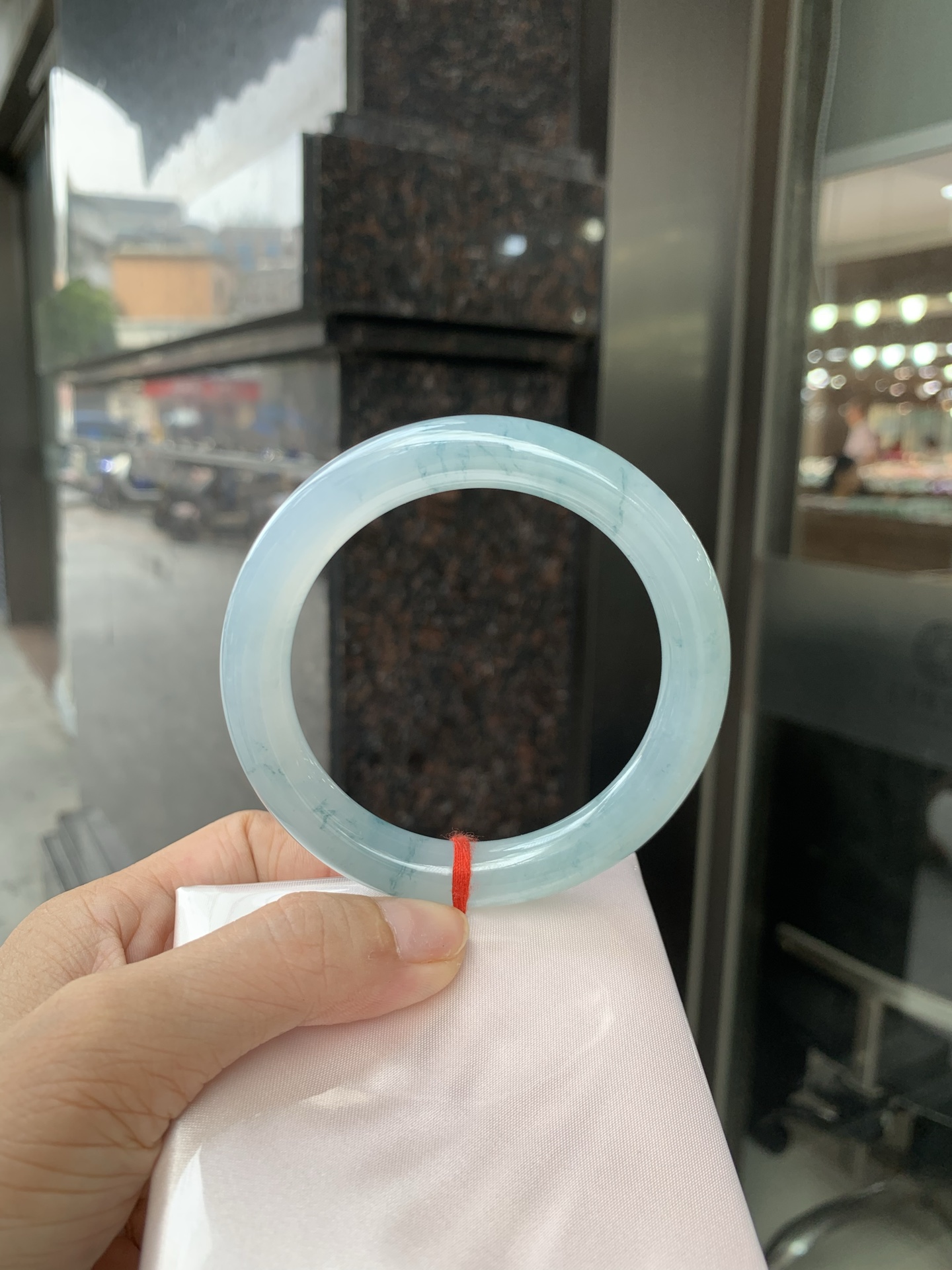 冰飘花圆条 60-10.2-9.8 0627-N1093 打灯细纹，底妆胶润细腻，冰底中开出了朵朵兰花，飘花灵动飘逸，勾勒出一幅唯美诗意的山水意境画，古典优雅又秀气