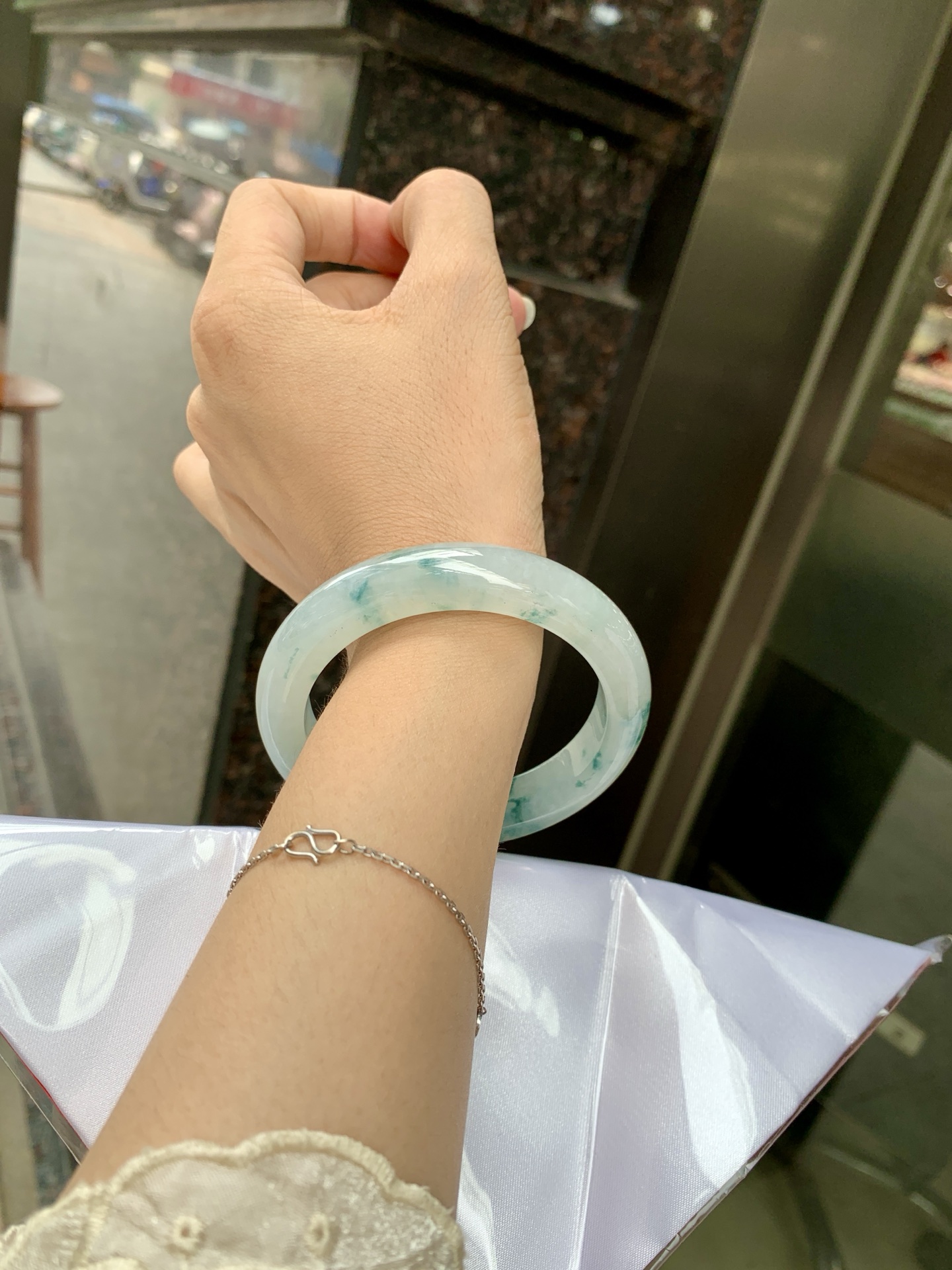 冰飘花正圈 56.5-8.8-12 0627-615-56 无裂，底妆胶润细腻，冰底中开出了朵朵兰花，飘花灵动飘逸，勾勒出一幅唯美诗意的山水意境画，古典优雅又秀气