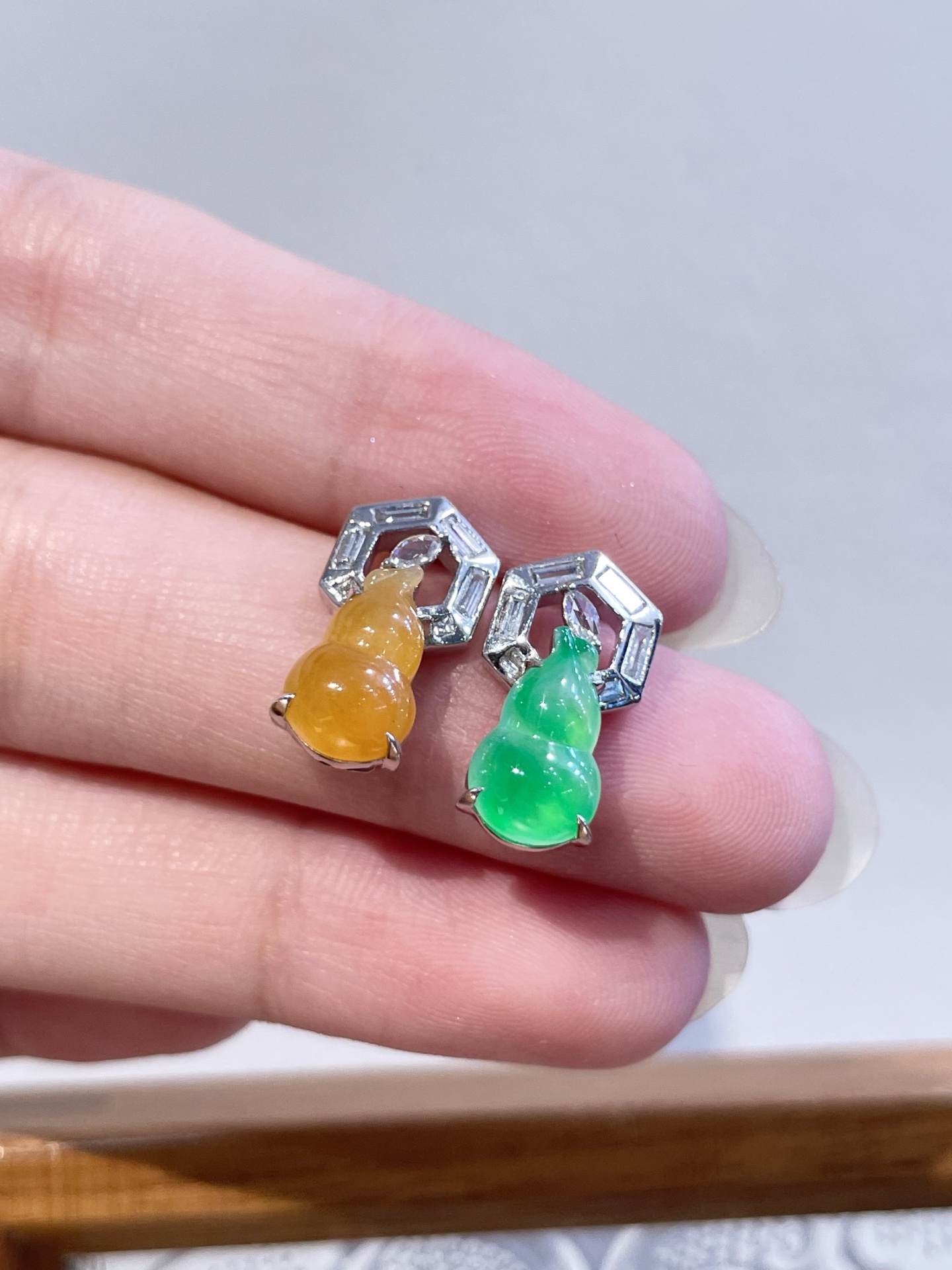 ️ 18k撞色葫芦耳钉 不用费心搭配，这对撞色葫芦耳钉就是穿搭的“百搭神器”。低饱和度撞色不浮夸，葫芦造型简约不抢镜～ 尺寸：15.8*8.2*5.7 裸石：10.5*6.6*4.2（黄） 10.5*6.4*4.0（绿）