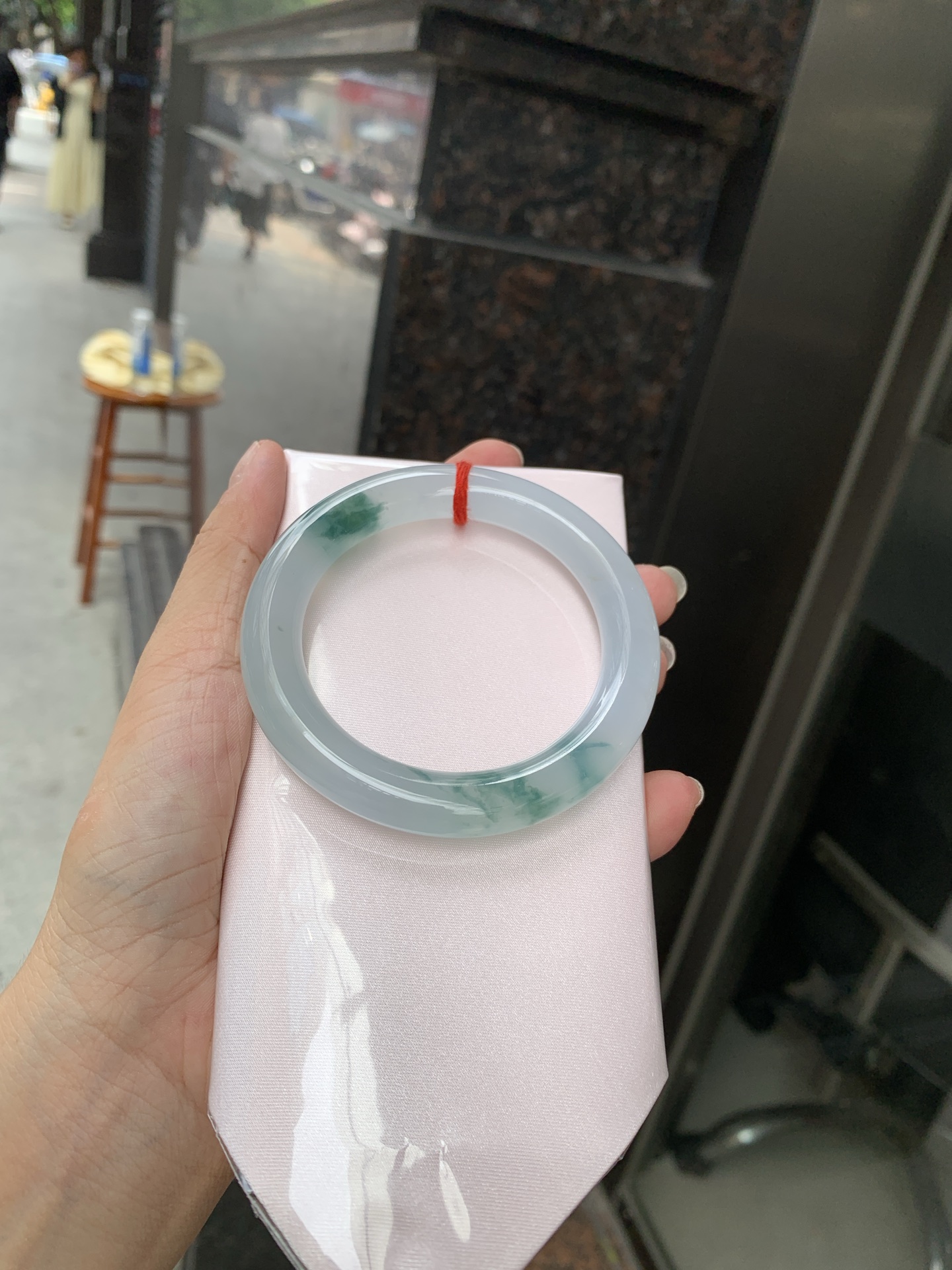 冰飘花圆条 56.8-10.6-10.3 0627-N1092 打灯细纹，底妆胶润细腻，冰底中开出了朵朵兰花，飘花灵动飘逸，勾勒出一幅唯美诗意的山水意境画，古典优雅又秀气