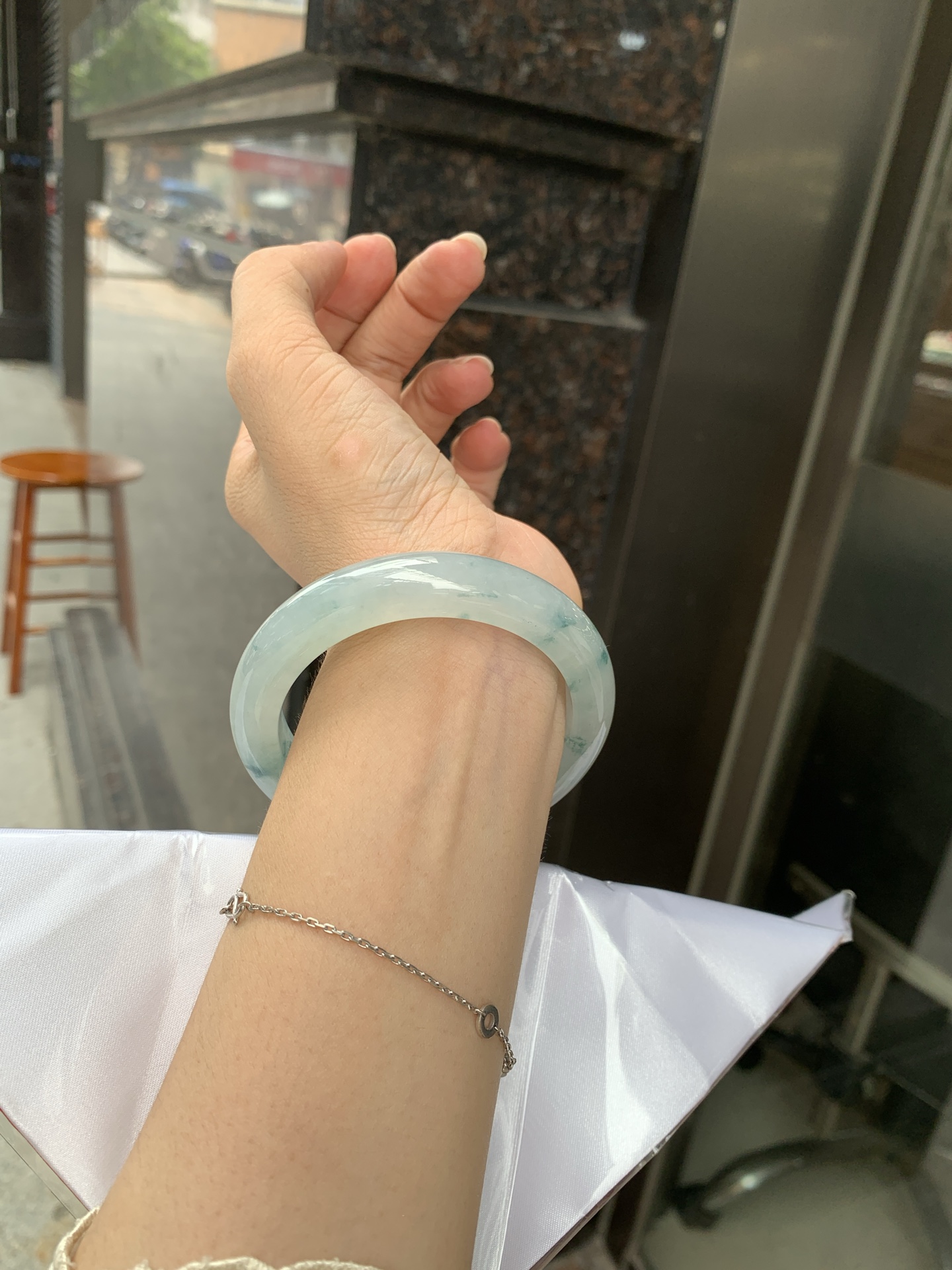 冰飘花正圈 56.5-8.8-12 0627-615-56 无裂，底妆胶润细腻，冰底中开出了朵朵兰花，飘花灵动飘逸，勾勒出一幅唯美诗意的山水意境画，古典优雅又秀气