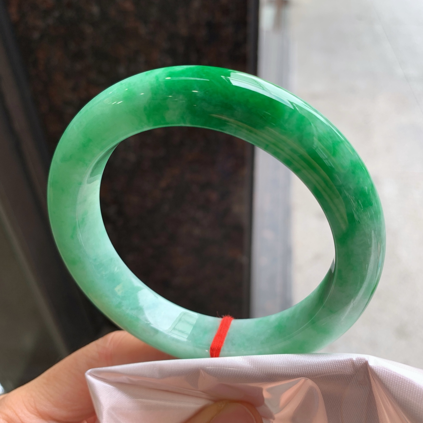 正圈飘绿 有纹微扣 尺寸：62/12.5/10.8 色辣大圈口