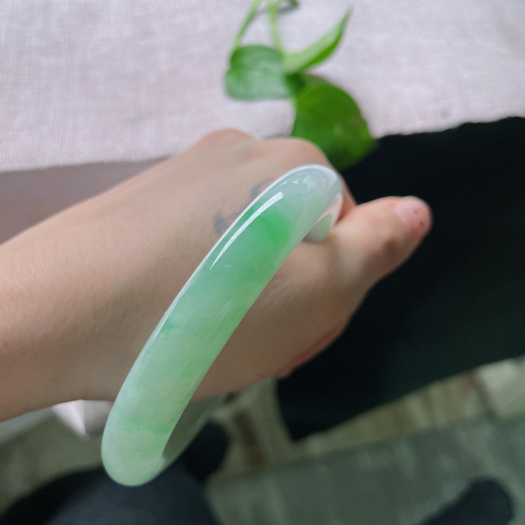 62.5/10.8/9.0，绿底正圈，内纹不显，飘阳绿，渐变润透，一抹翠色灵动清雅。ss55203a。