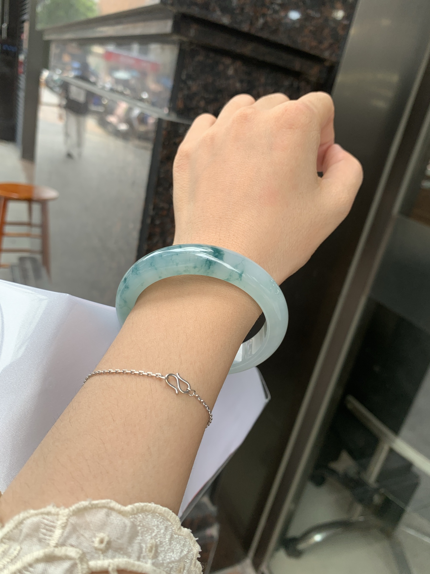 冰飘花正圈 55.2-8.1-12.1 0627-615-41 打灯棉线，底妆胶润细腻，冰底中开出了朵朵兰花，飘花灵动飘逸，勾勒出一幅唯美诗意的山水意境画，古典优雅又秀气