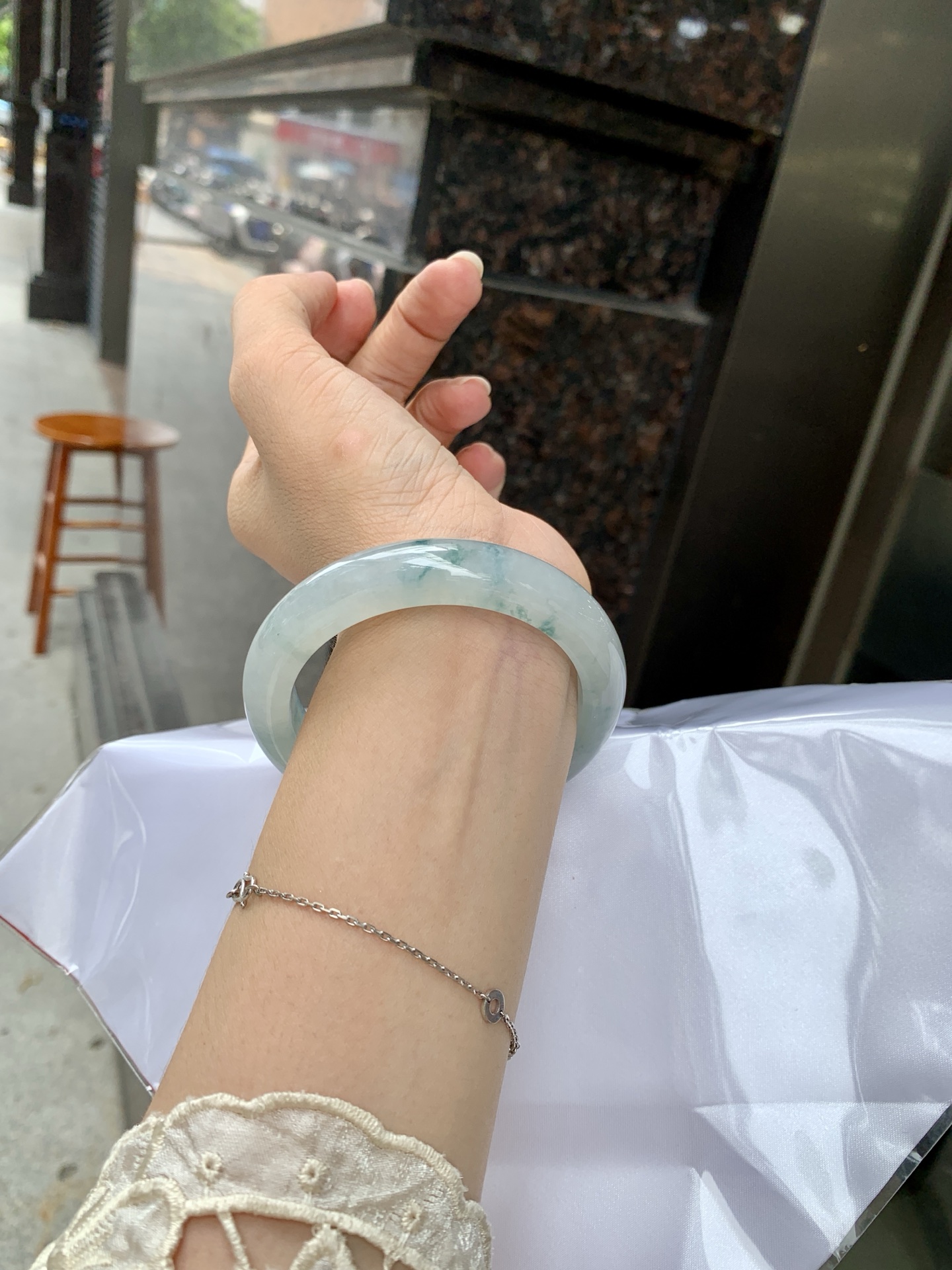 冰飘花正圈 56.5-8.8-12 0627-615-56 无裂，底妆胶润细腻，冰底中开出了朵朵兰花，飘花灵动飘逸，勾勒出一幅唯美诗意的山水意境画，古典优雅又秀气