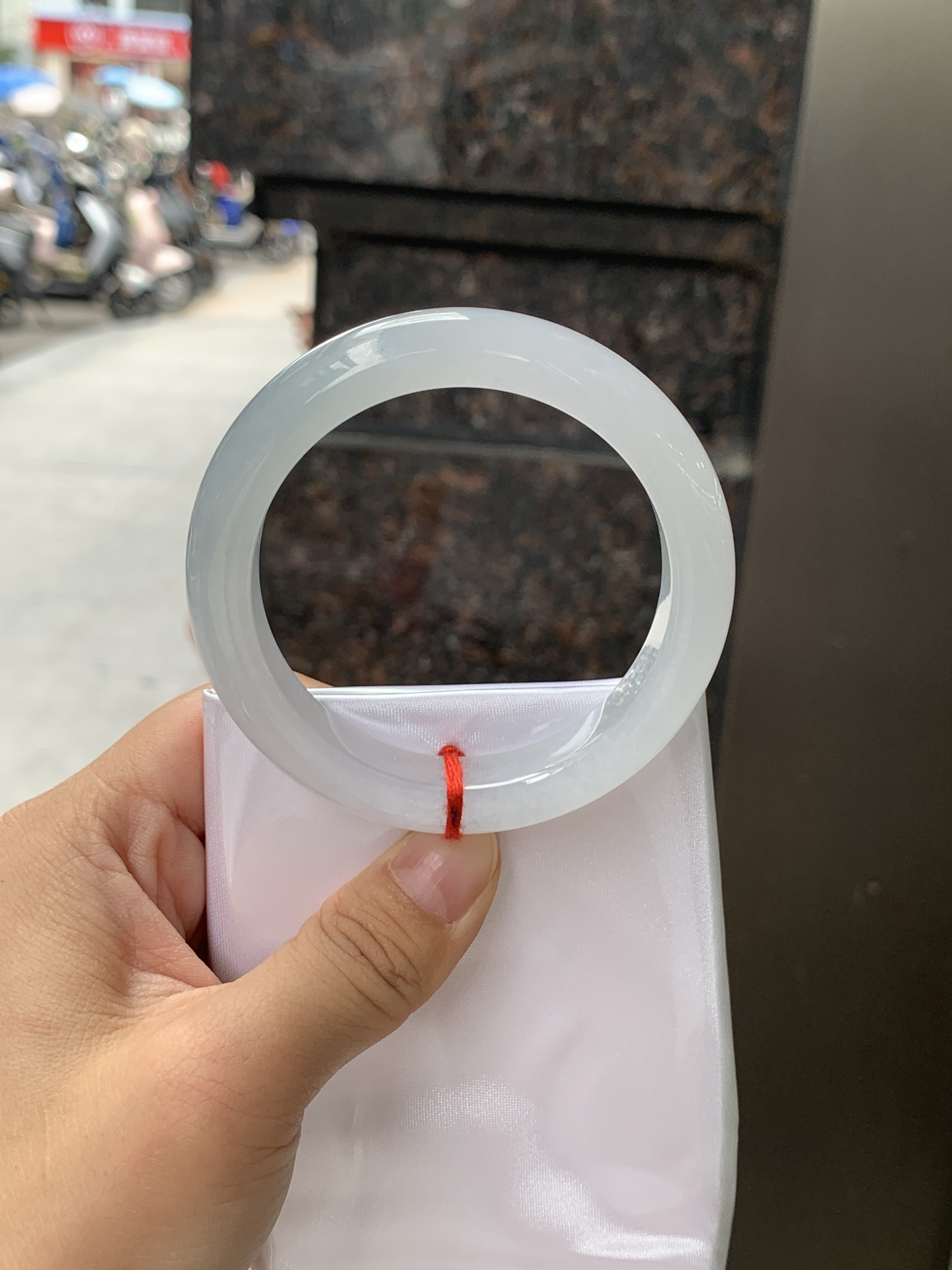 白月光正圈 55.2-11.8-9 0627-N1088 无裂，底妆细腻，水水润润的白月光，如同夜空中最温柔的那一抹月光，轻轻洒落你的手腕，带来一份宁静与雅致。