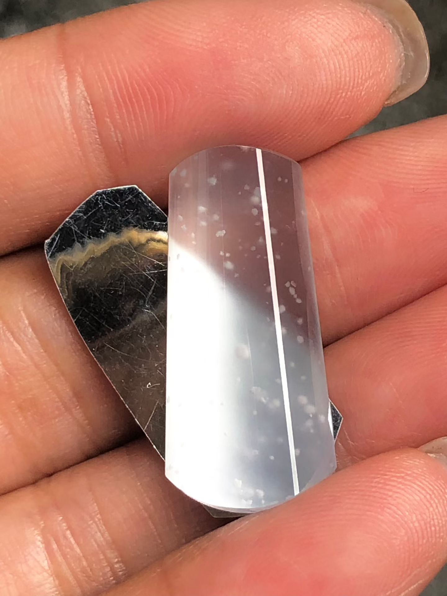 Na27017，木拿素面牌，尺寸：25.5*12*3.8mm，种水通透，白雅，飘点点雪花棉，意境美。尺寸 25.5×12×3.9
