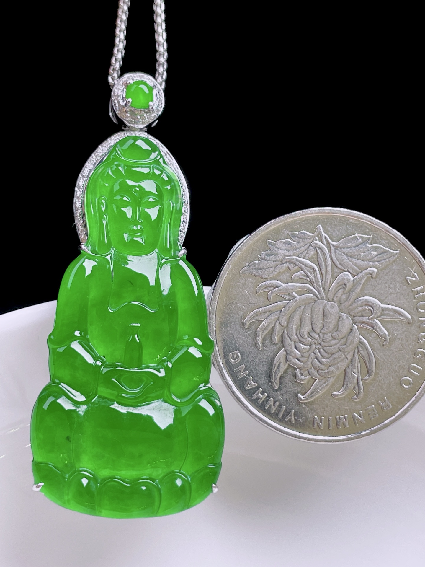 冰辣绿观音 青翠欲滴，种老水润，18k金镶嵌 整体：46.4/19.6/5.6 裸石：39/19.6