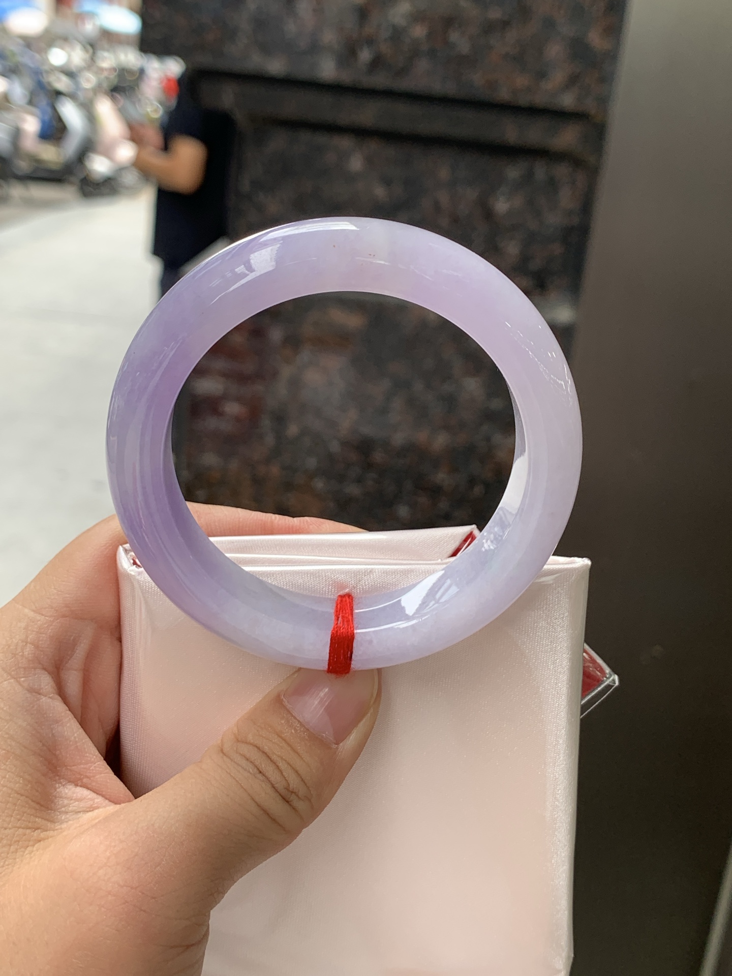 正圈 52.8-12.5-8.9 0627-N1090 无裂，底妆水润，渐变半山半水，吸睛抢眼，浪漫迷人，仙气飘飘，优雅高贵显气质，感满满，满满底色均匀不失色，不同光线不一样视觉感受