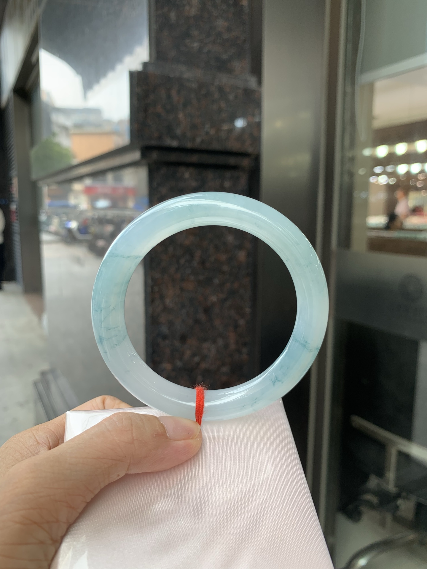 冰飘花圆条 60-10.2-9.8 0627-N1093 打灯细纹，底妆胶润细腻，冰底中开出了朵朵兰花，飘花灵动飘逸，勾勒出一幅唯美诗意的山水意境画，古典优雅又秀气