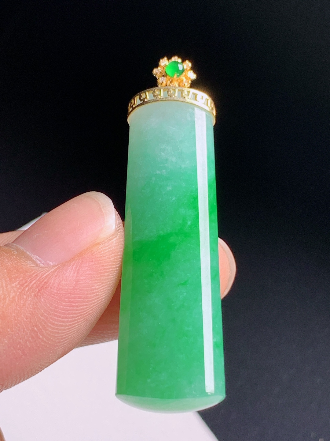 飘阳绿无事牌吊坠，色浓水足细腻匀净，简约大气自留佳品 裸石42-13-7 整体48.5 0106