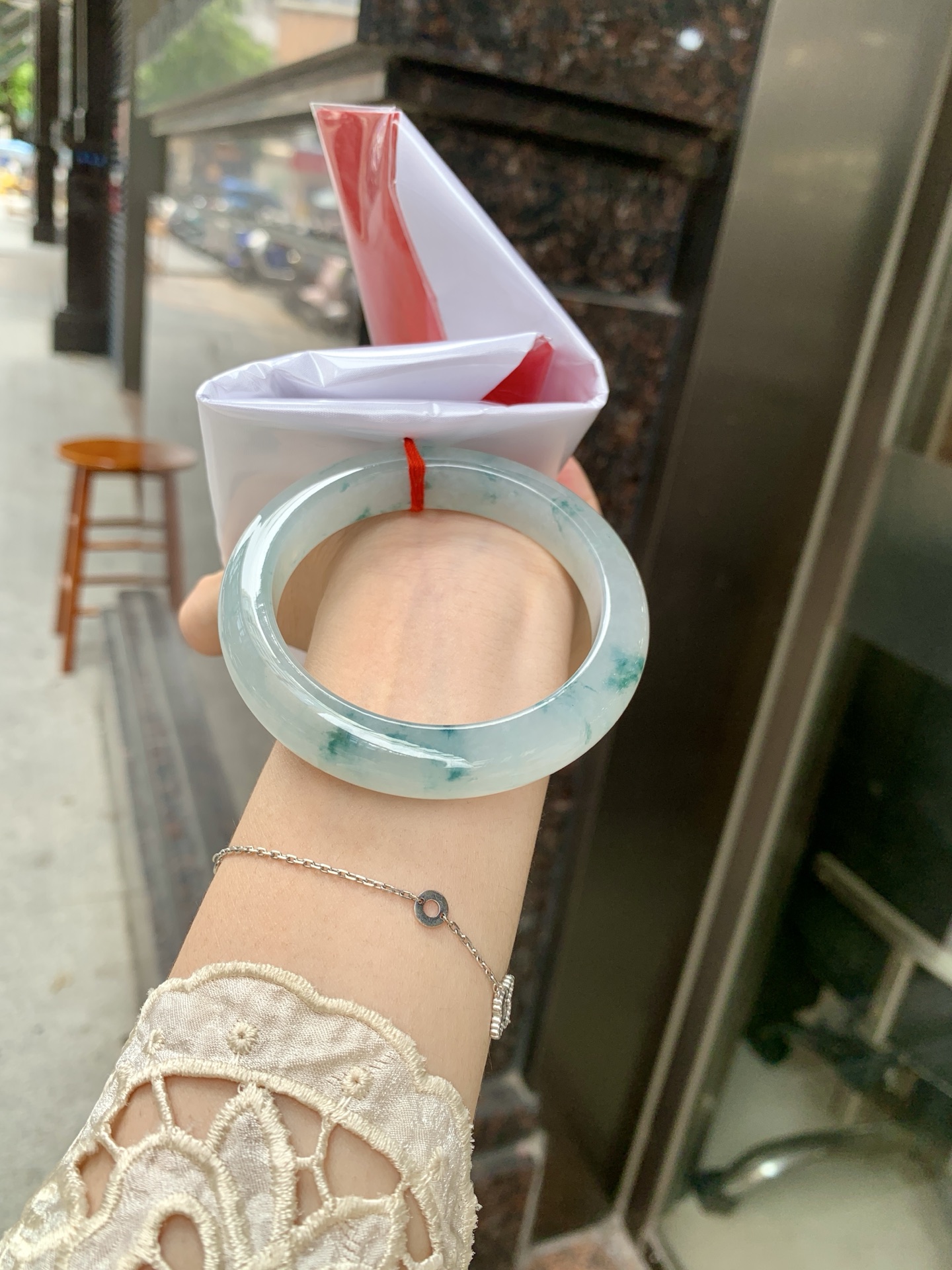 冰飘花正圈 56.5-8.8-12 0627-615-56 无裂，底妆胶润细腻，冰底中开出了朵朵兰花，飘花灵动飘逸，勾勒出一幅唯美诗意的山水意境画，古典优雅又秀气