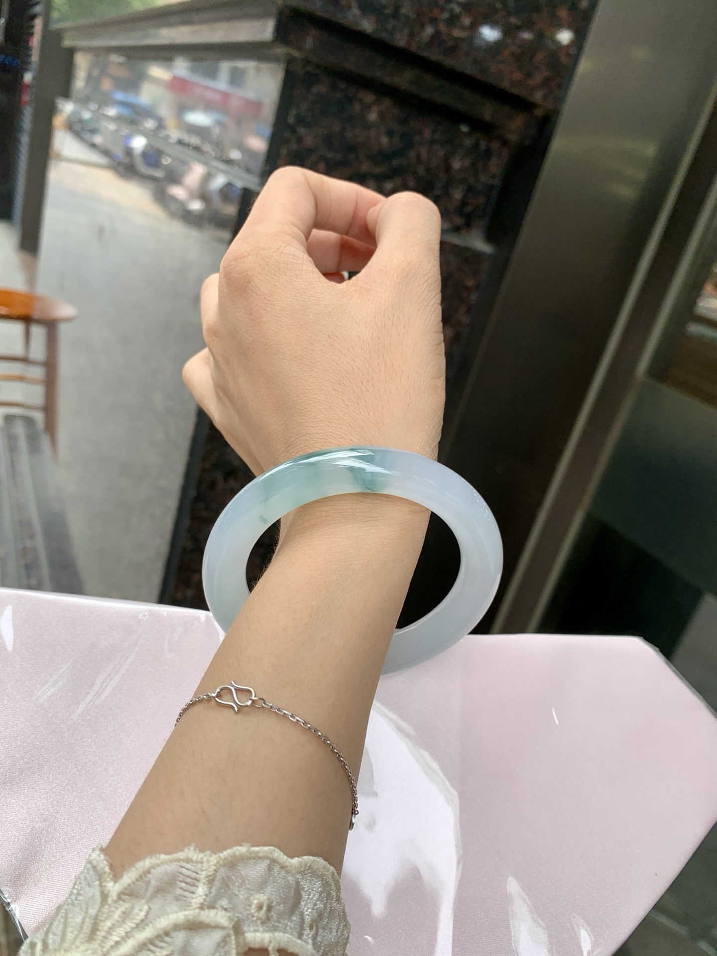 冰飘花圆条 56.8-10.6-10.3 0627-N1092 打灯细纹，底妆胶润细腻，冰底中开出了朵朵兰花，飘花灵动飘逸，勾勒出一幅唯美诗意的山水意境画，古典优雅又秀气