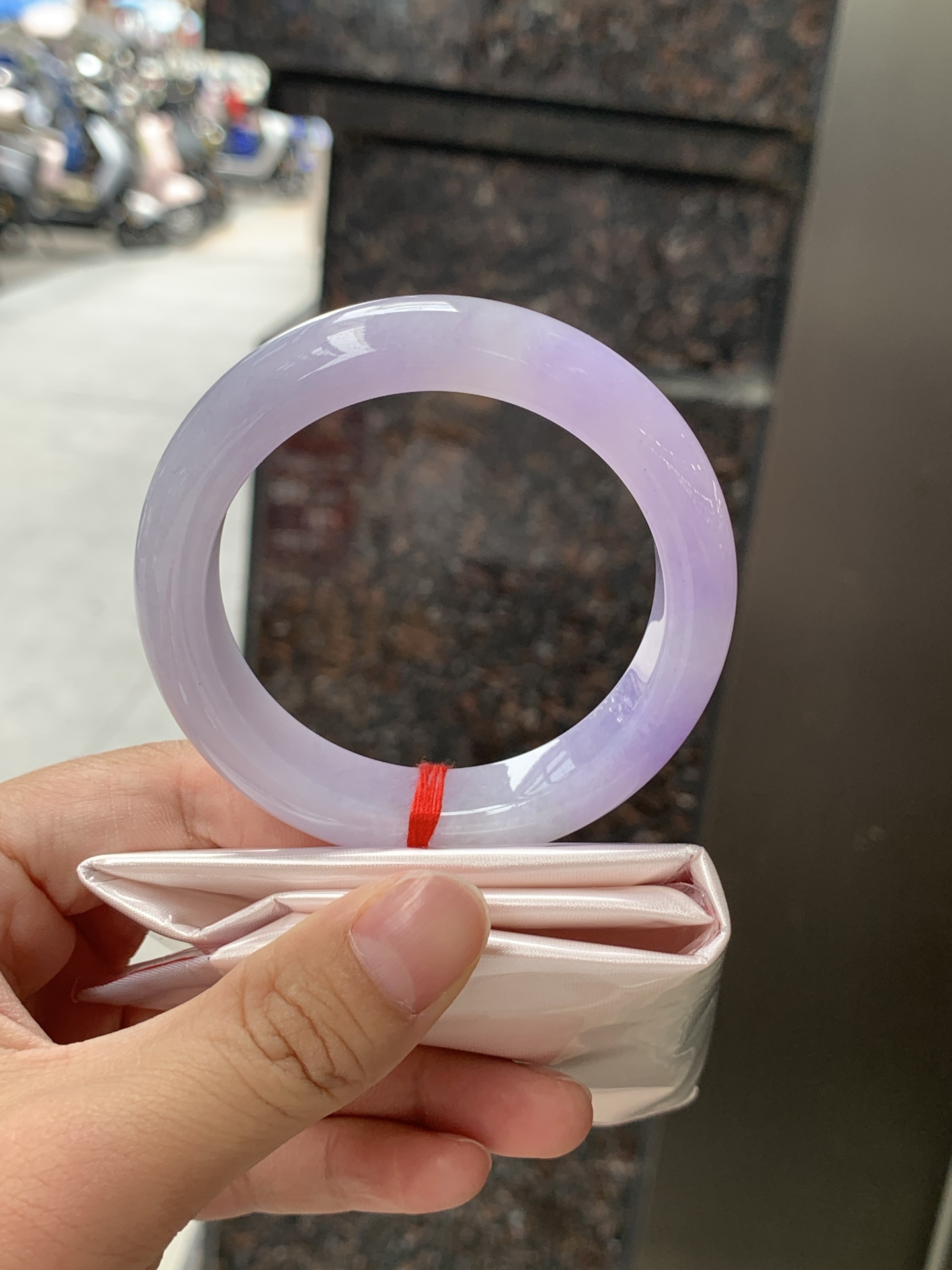 正圈 52.8-12.5-8.9 0627-N1090 无裂，底妆水润，渐变半山半水，吸睛抢眼，浪漫迷人，仙气飘飘，优雅高贵显气质，感满满，满满底色均匀不失色，不同光线不一样视觉感受