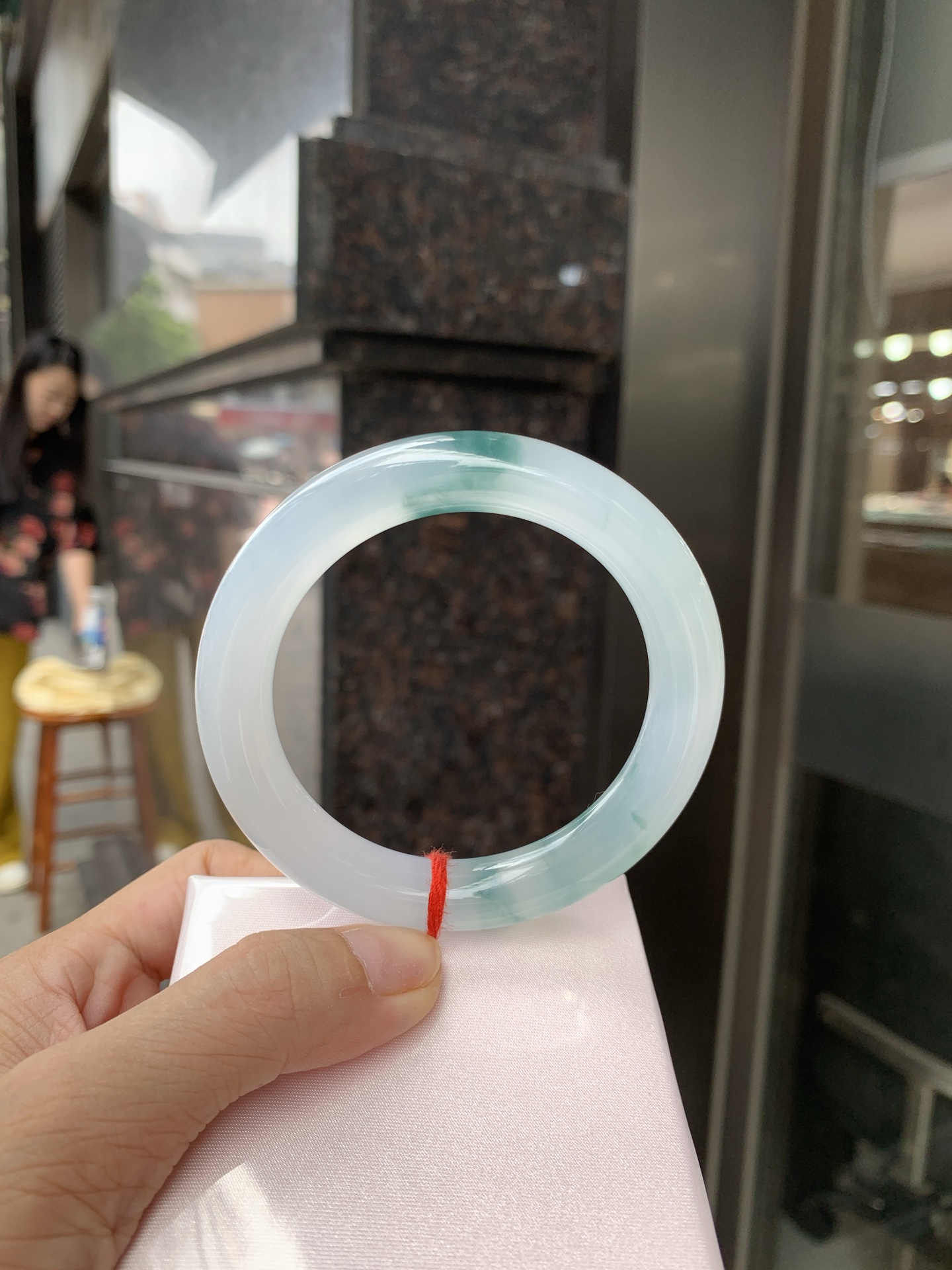 冰飘花圆条 56.8-10.6-10.3 0627-N1092 打灯细纹，底妆胶润细腻，冰底中开出了朵朵兰花，飘花灵动飘逸，勾勒出一幅唯美诗意的山水意境画，古典优雅又秀气