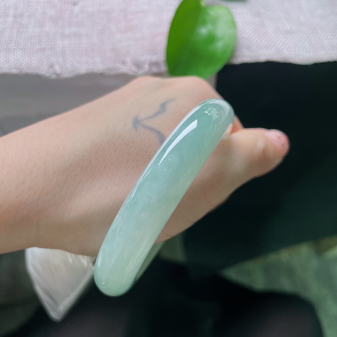 55.6/12.2/8.9，冰油正圈，整圈匀润淡青如水雾，通透胶润玉光绕腕，清冷淡雅自成风骨，有纹，ss50407a