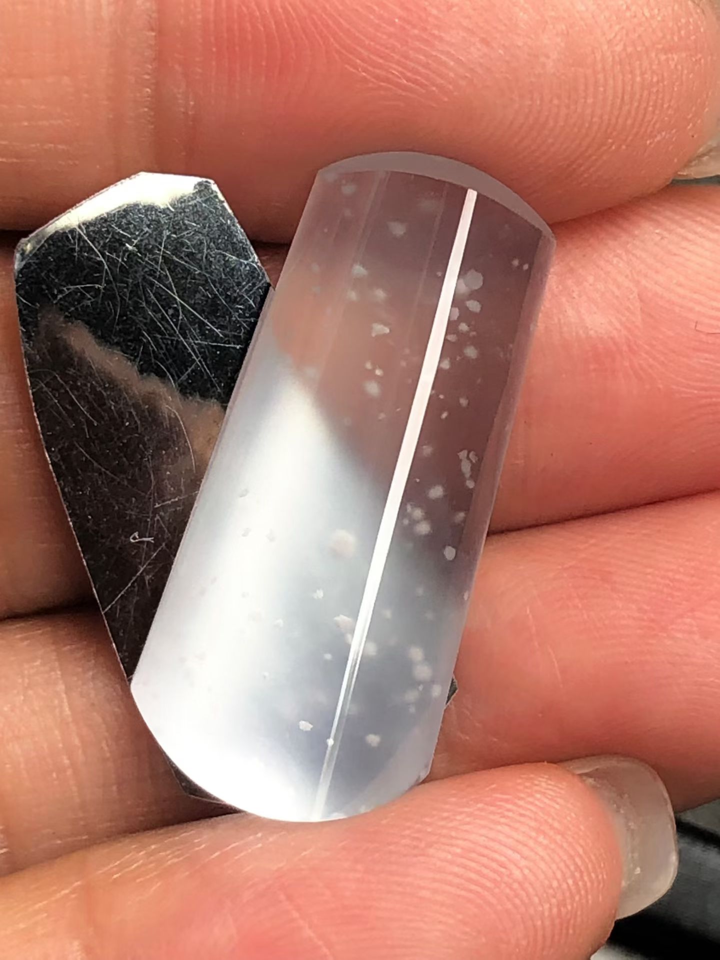 Na27017，木拿素面牌，尺寸：25.5*12*3.8mm，种水通透，白雅，飘点点雪花棉，意境美。尺寸 25.5×12×3.9