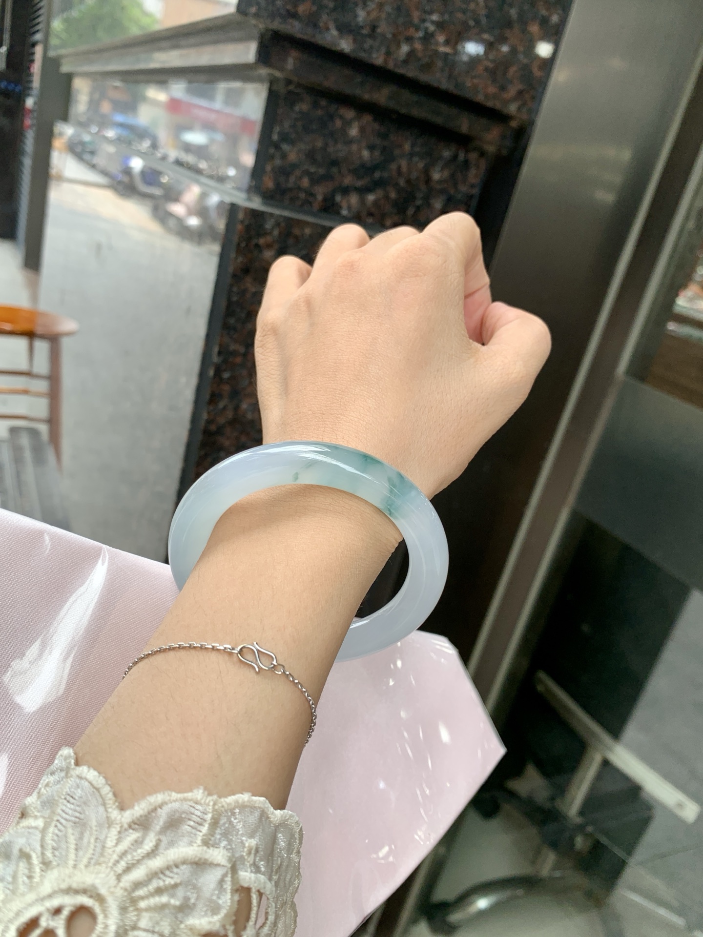 冰飘花圆条 56.8-10.6-10.3 0627-N1092 打灯细纹，底妆胶润细腻，冰底中开出了朵朵兰花，飘花灵动飘逸，勾勒出一幅唯美诗意的山水意境画，古典优雅又秀气