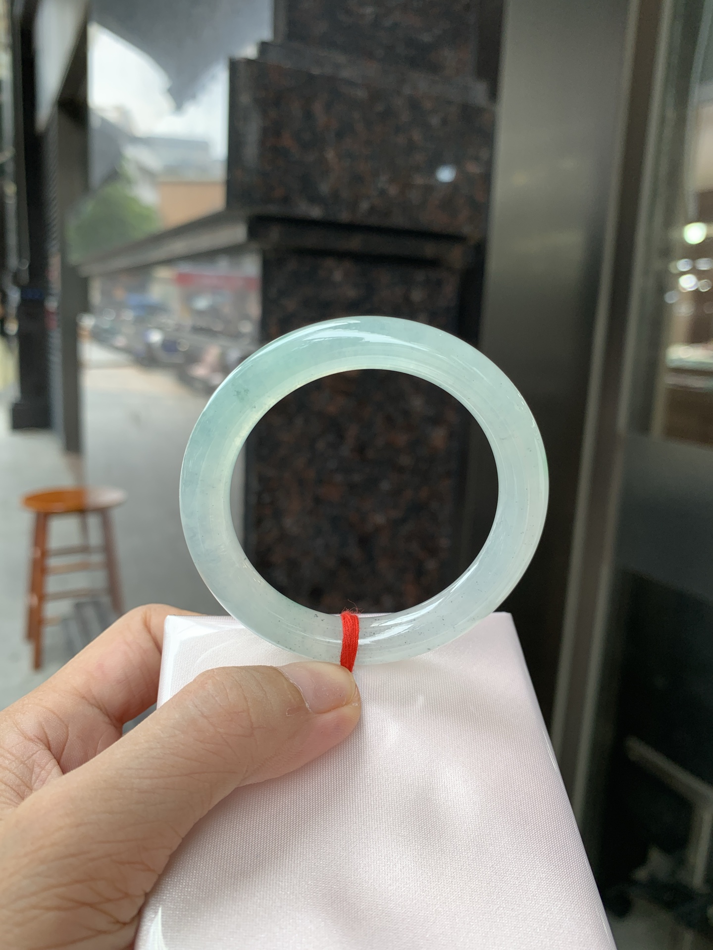 冰晴撒乌鸡美人条 50.1-8.4-8.6 0627-N1096 打灯棉絮，底妆冰感十足，仿佛能透过手镯看到一个纯净的世界，飘洒的乌鸡与晴绿相互映衬，独特而神秘。