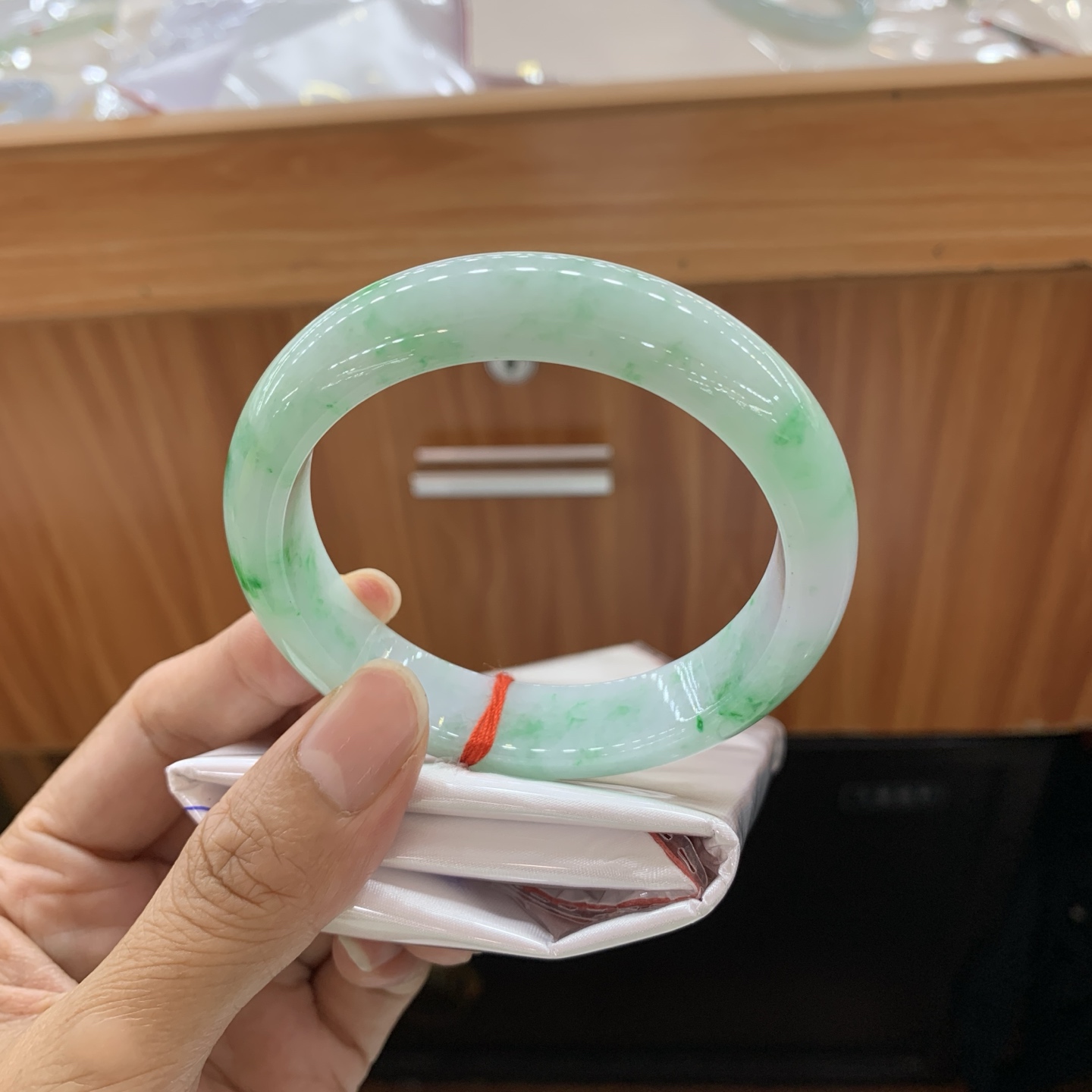 062606JM 飘绿正圈翡翠手镯 57.5-13.6-8.7