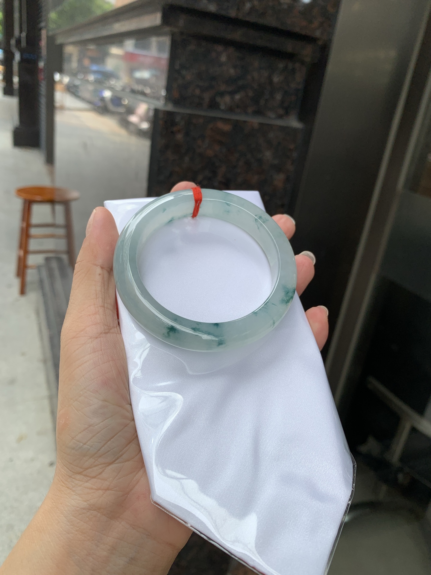 冰飘花正圈 56.5-8.8-12 0627-615-56 无裂，底妆胶润细腻，冰底中开出了朵朵兰花，飘花灵动飘逸，勾勒出一幅唯美诗意的山水意境画，古典优雅又秀气