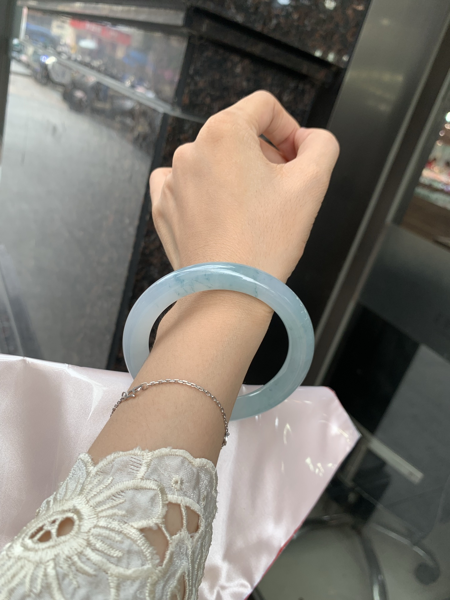 冰飘花圆条 60-10.2-9.8 0627-N1093 打灯细纹，底妆胶润细腻，冰底中开出了朵朵兰花，飘花灵动飘逸，勾勒出一幅唯美诗意的山水意境画，古典优雅又秀气